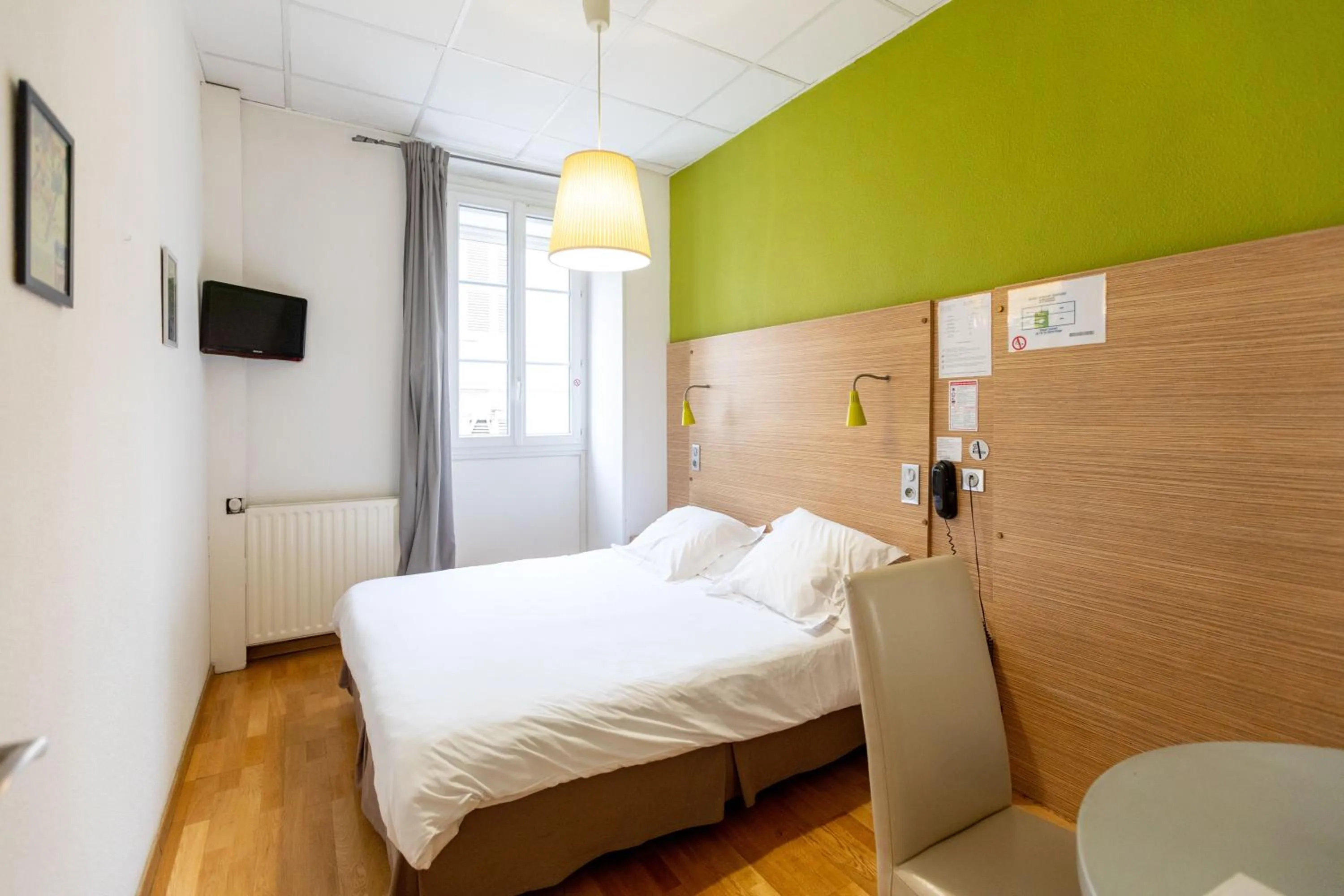 Bed in Hôtel Edmond Rostand