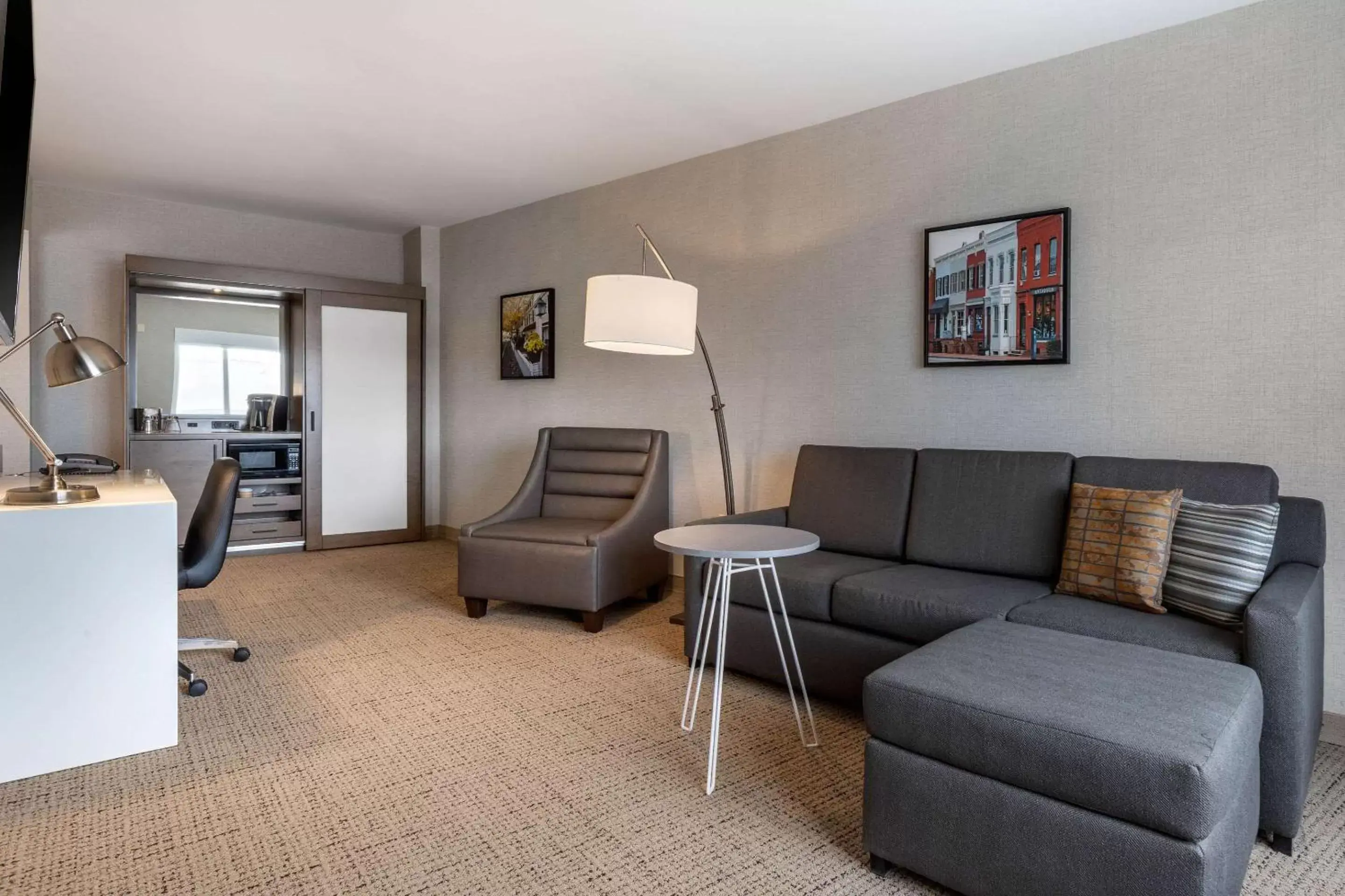 Photo of the whole room, Seating Area in Cambria Hotel West Orange