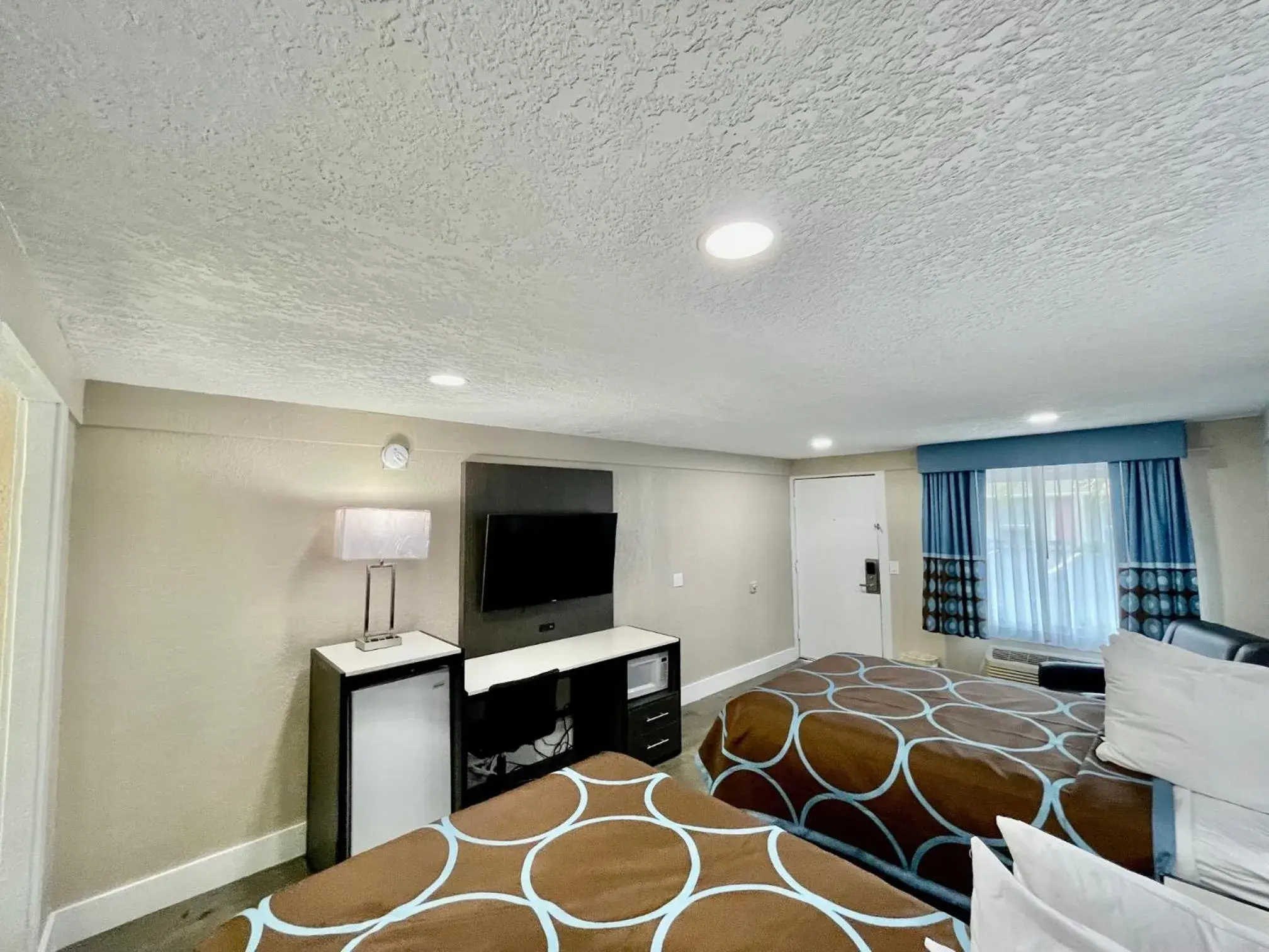Bedroom, TV/Entertainment Center in Super 8 by Wyndham Kissimmee-Orlando