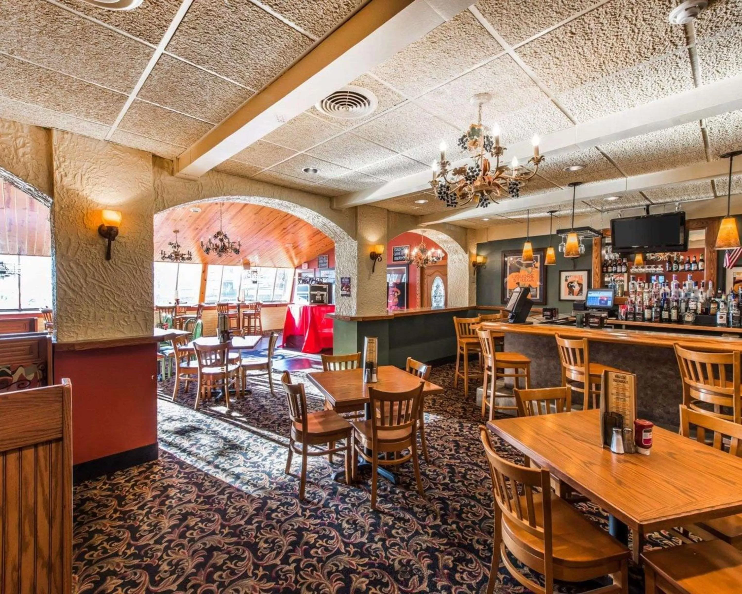 Lounge or bar in Quality Inn & Suites Erie near Casino