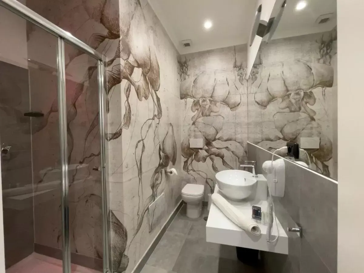 Bathroom in Tribus Boutique Hotel