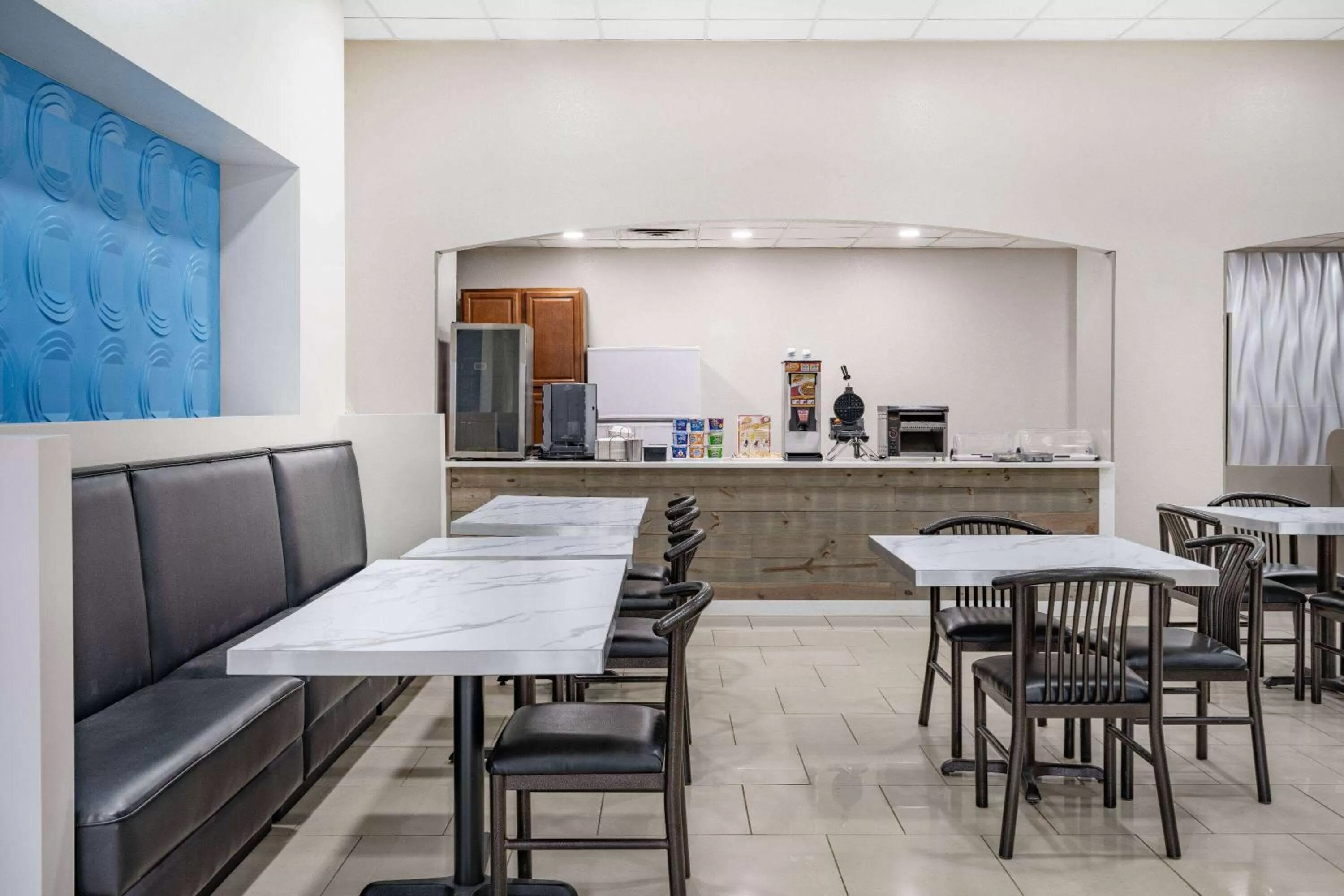 Breakfast in Days Inn & Suites by Wyndham Niagara Falls/Buffalo