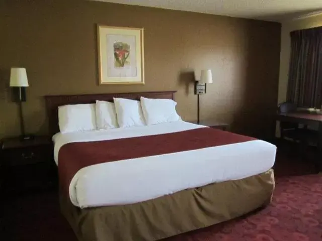 Photo of the whole room, Bed in AmericInn by Wyndham West Bend