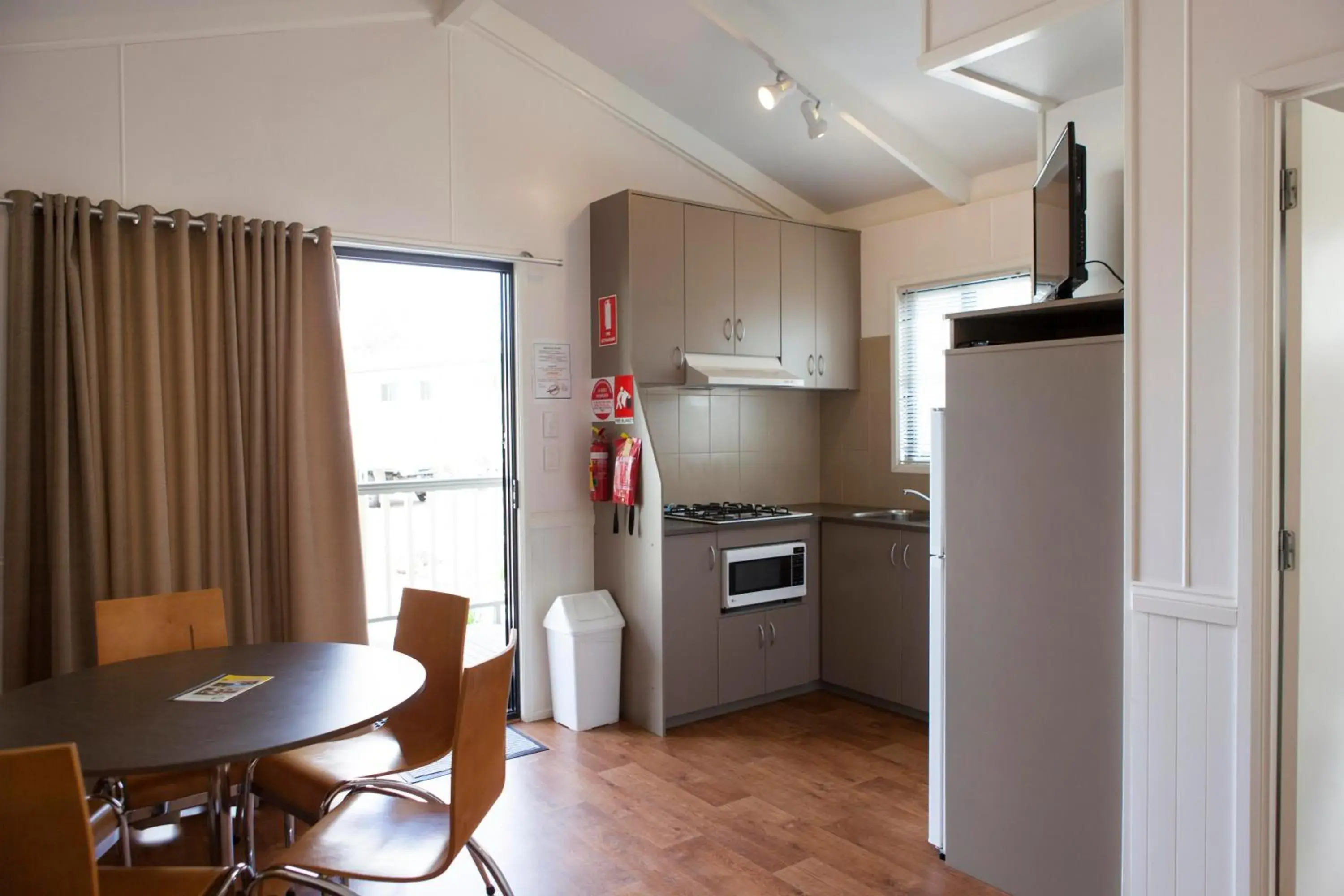 Kitchen or kitchenette, Kitchen/Kitchenette in Airport Tourist Village Melbourne