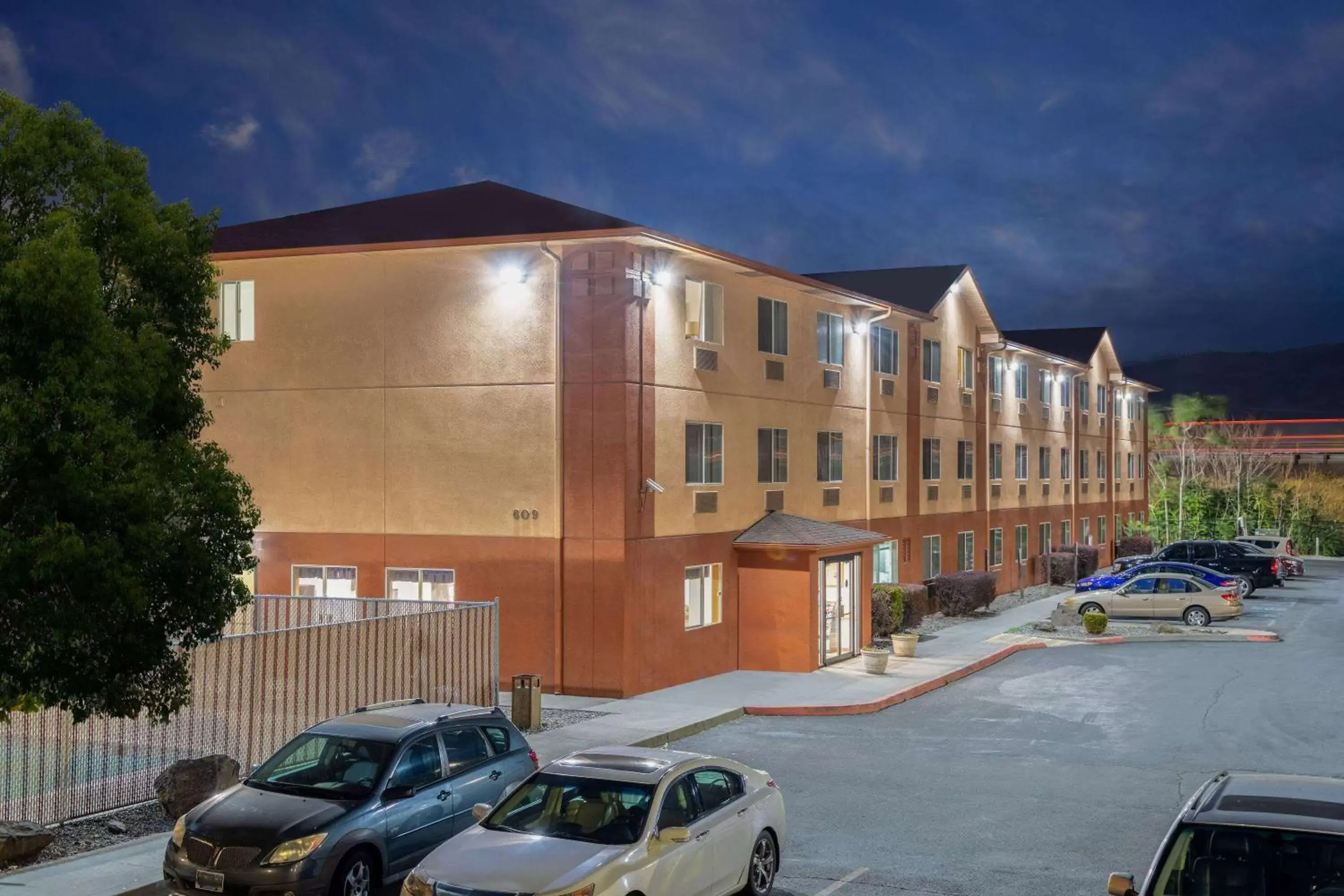 Property building in Super 8 by Wyndham The Dalles OR Property building in Super 8 by Wyndham The Dalles OR