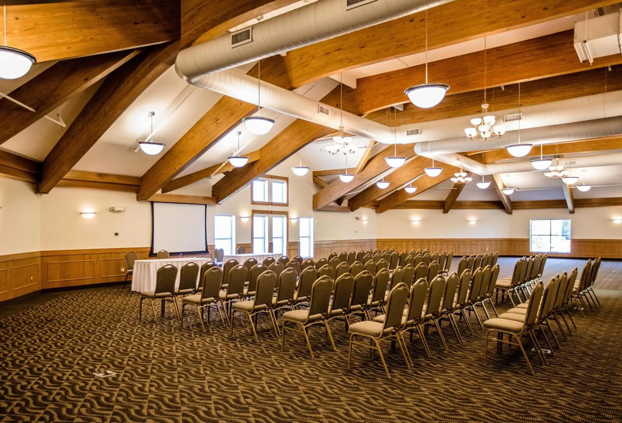 Photo of the whole room in The Cove of Lake Geneva