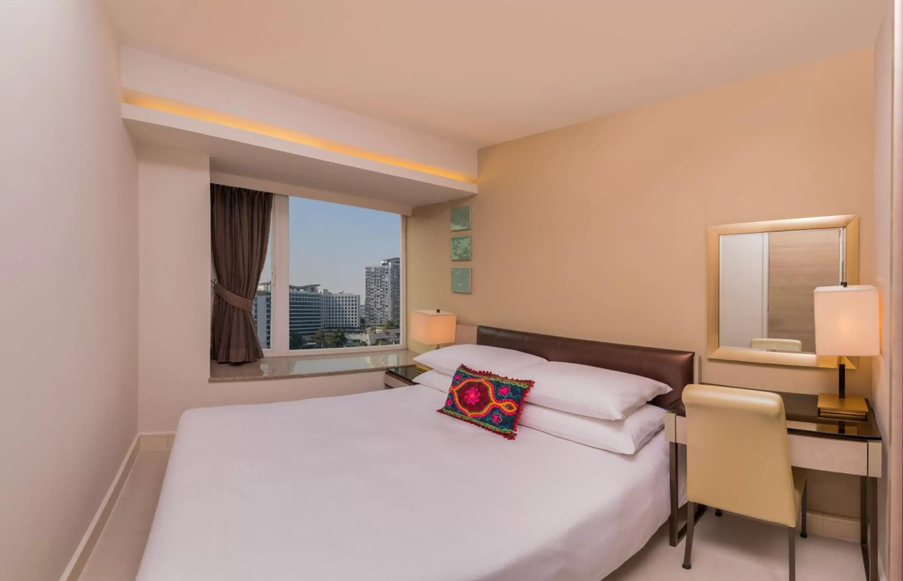 Bedroom, Bed in Kowloon Harbourfront Hotel