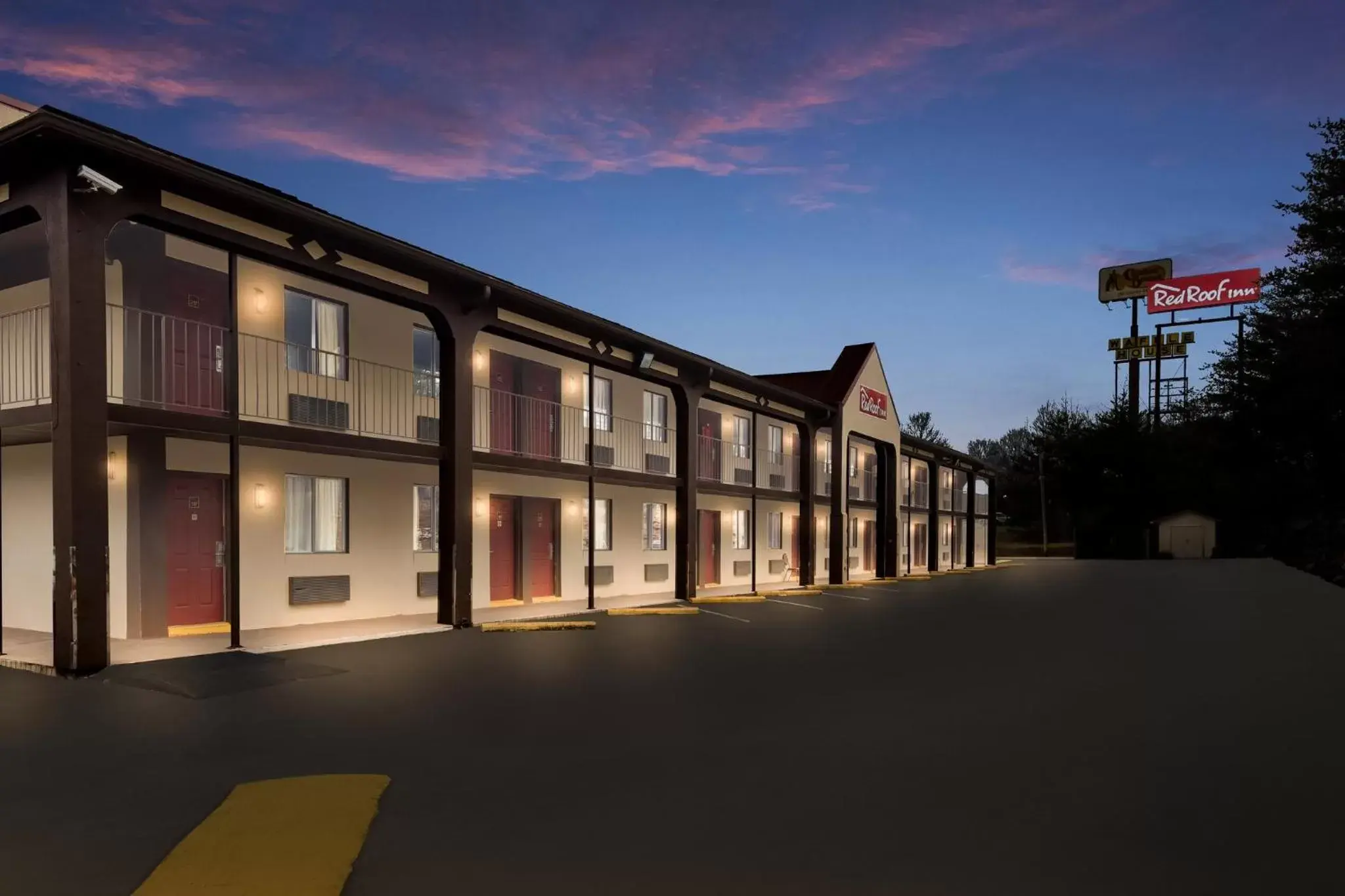 Property building in Red Roof Inn Crossville Property building in Red Roof Inn Crossville