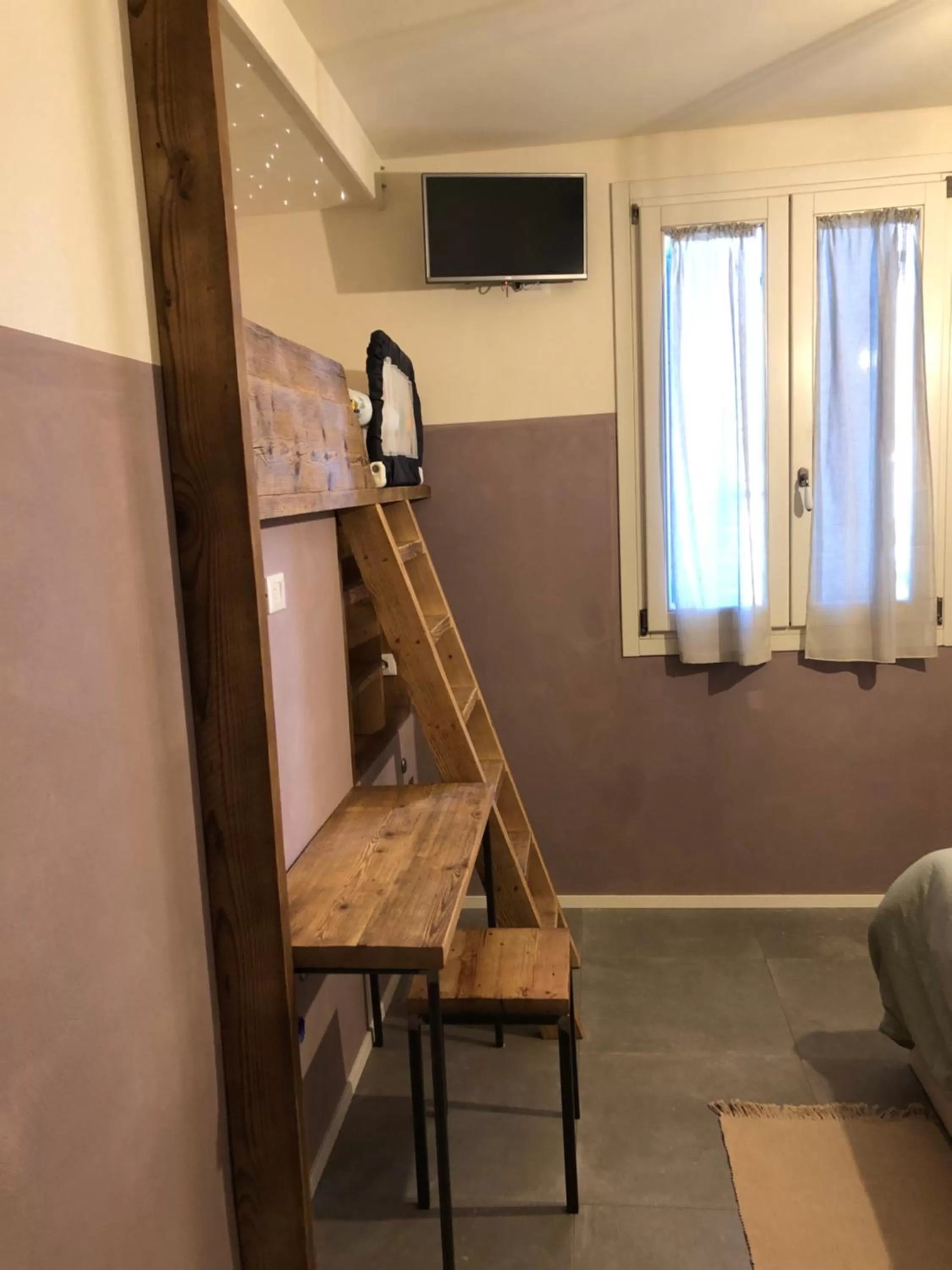 TV/Entertainment Center in B&B MELLONI STREET