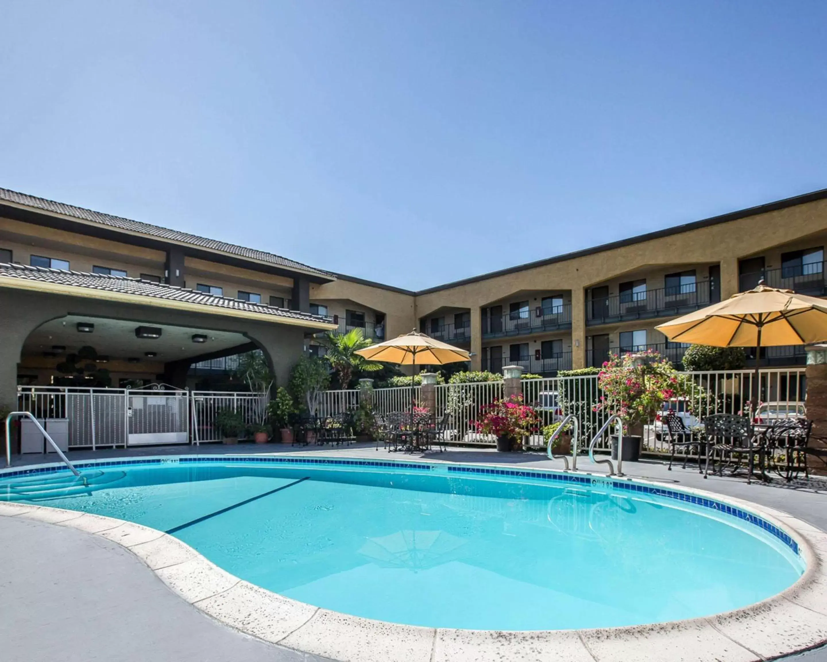 Swimming Pool in Quality Inn Ontario Airport Convention Center