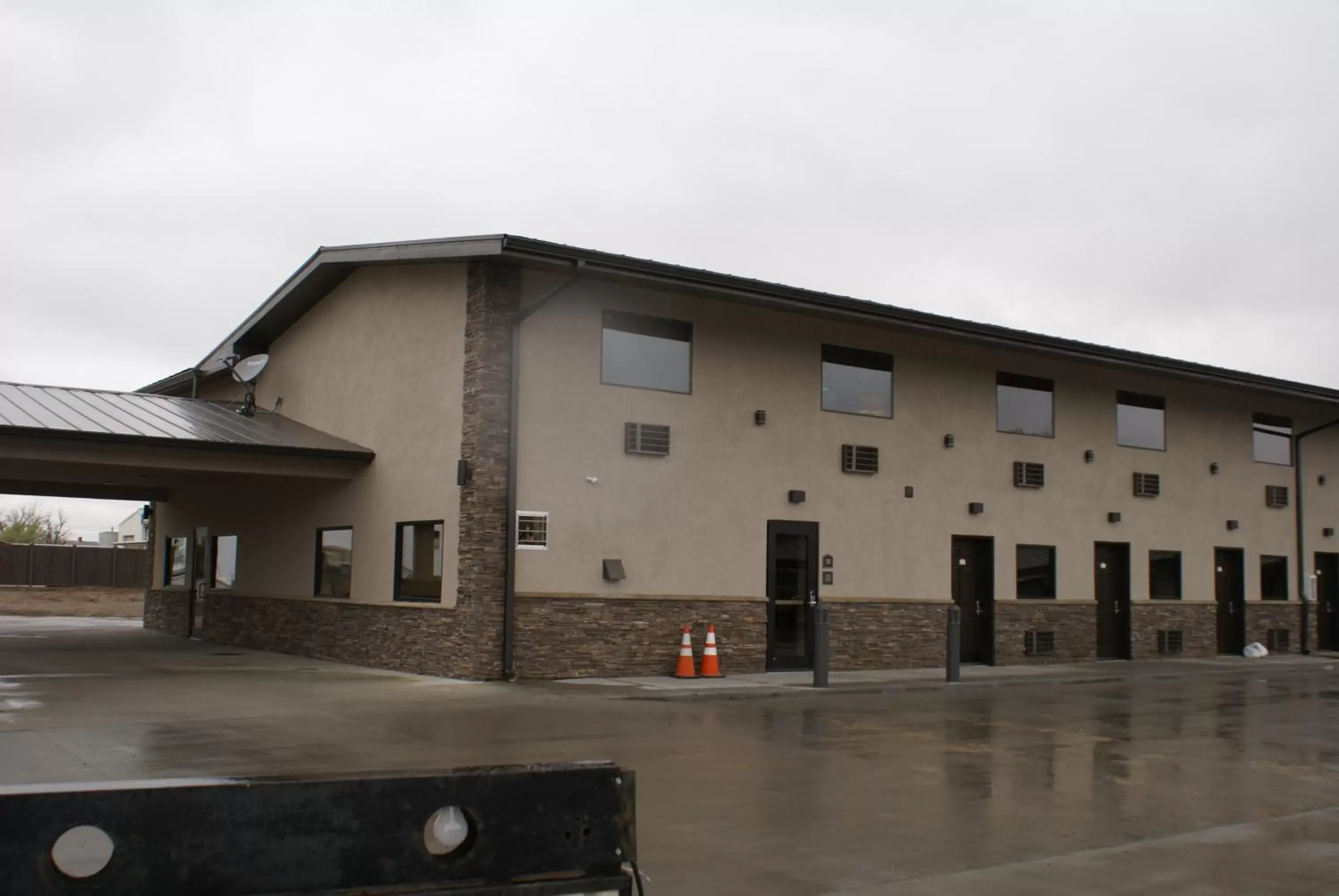 Facade/entrance, Property Building in Boarders Inn & Suites by Cobblestone Hotels - Syracuse