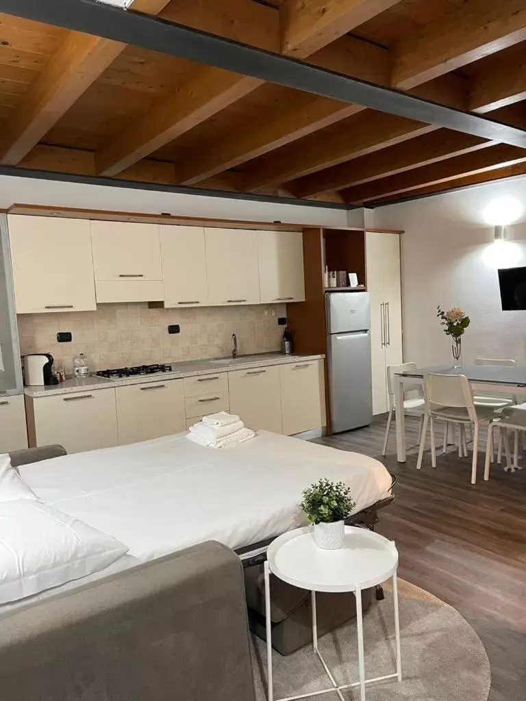Kitchen or kitchenette, Kitchen/Kitchenette in Easy Milano - Rooms and Apartments Navigli