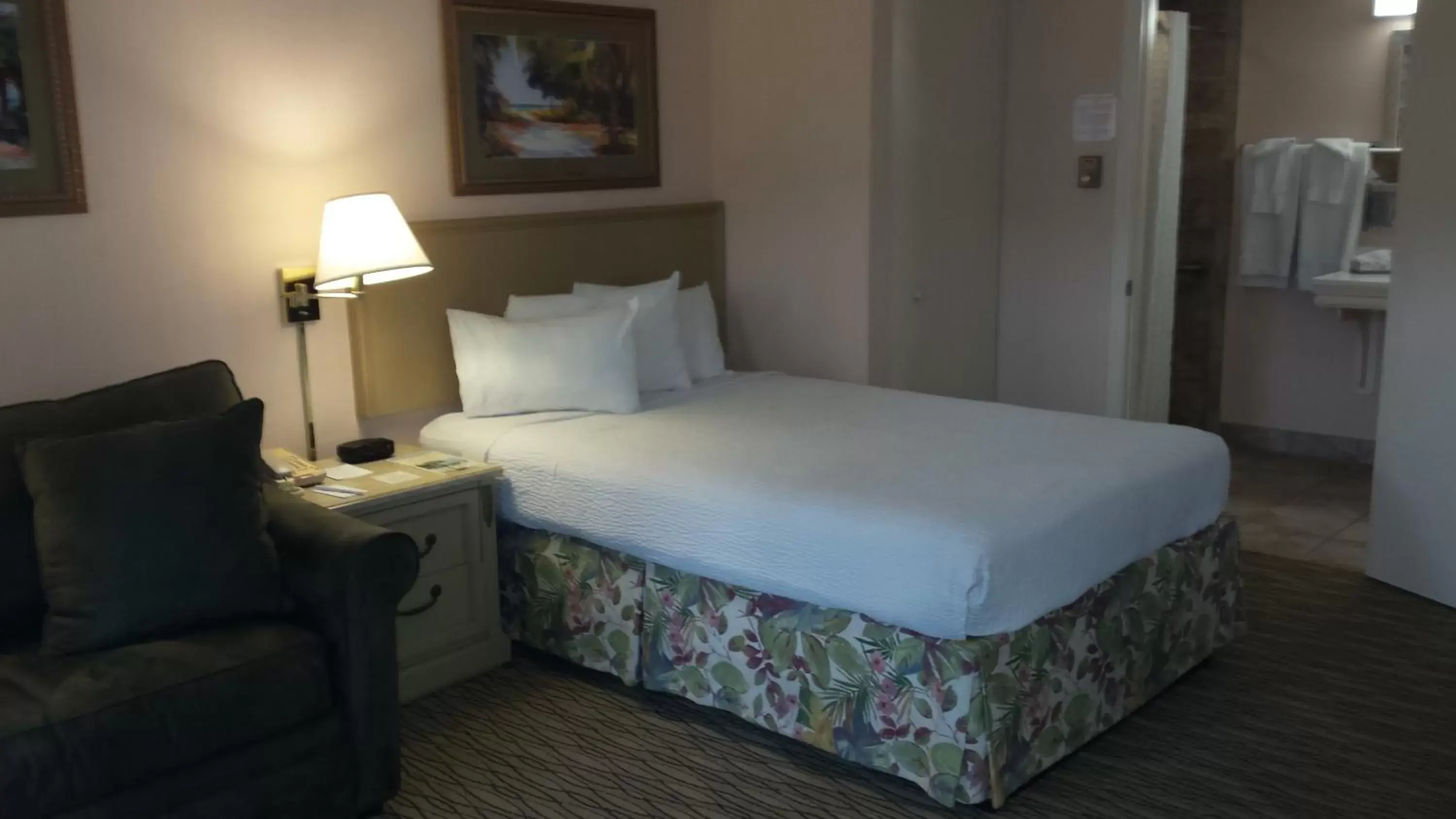 Bedroom, Bed in Sandcastle Resort at Lido Beach