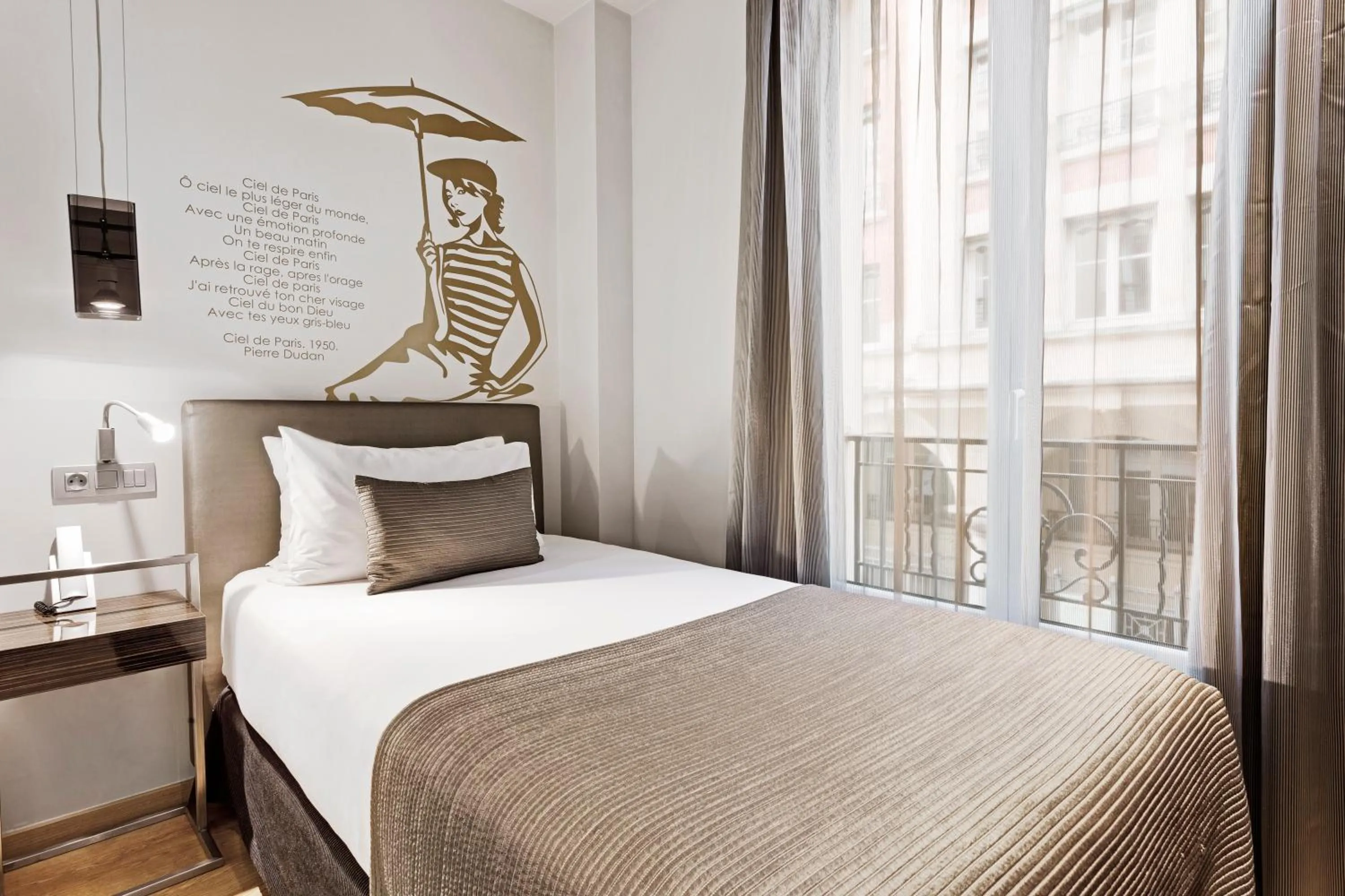 Photo of the whole room, Bed in Exe Panorama