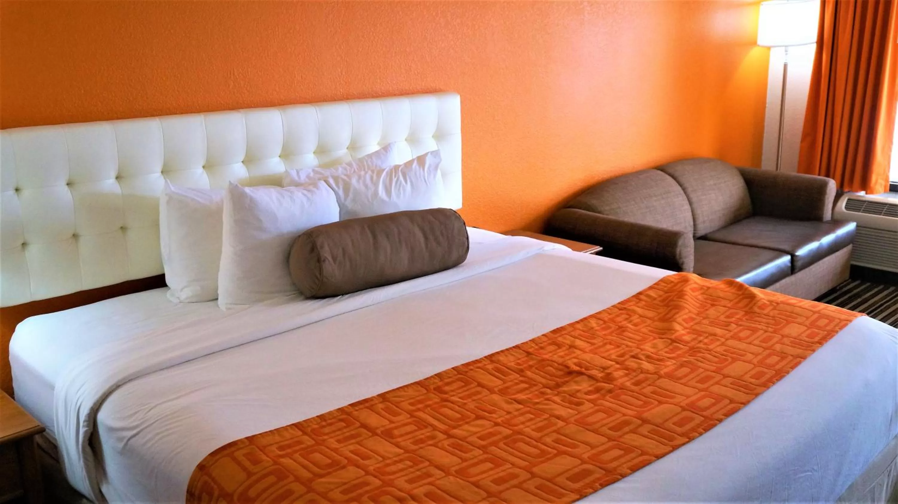 Bed in Howard Johnson by Wyndham Greensboro Near the Coliseum