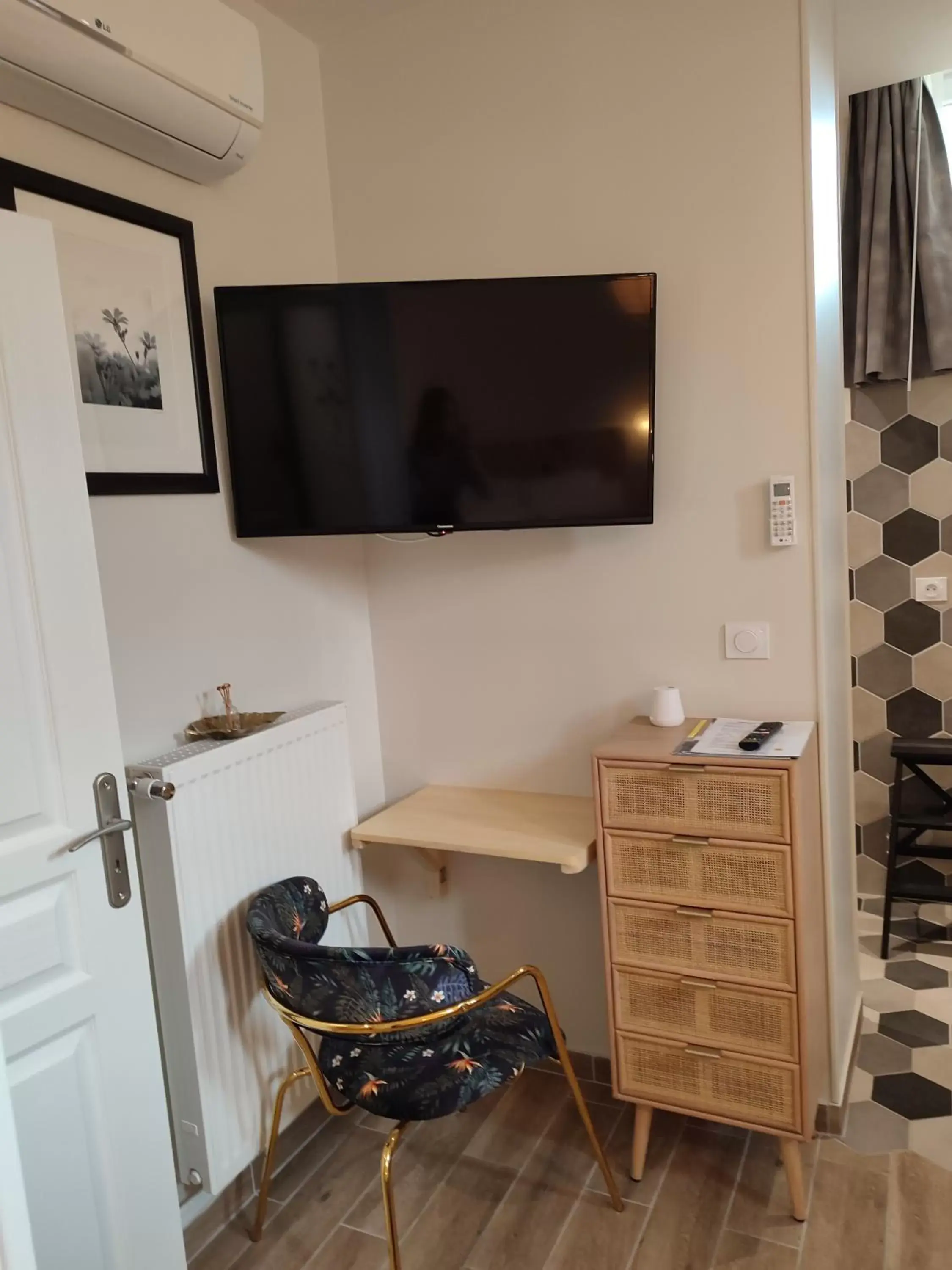 Seating area, TV/Entertainment Center in Demeure de la Garenne