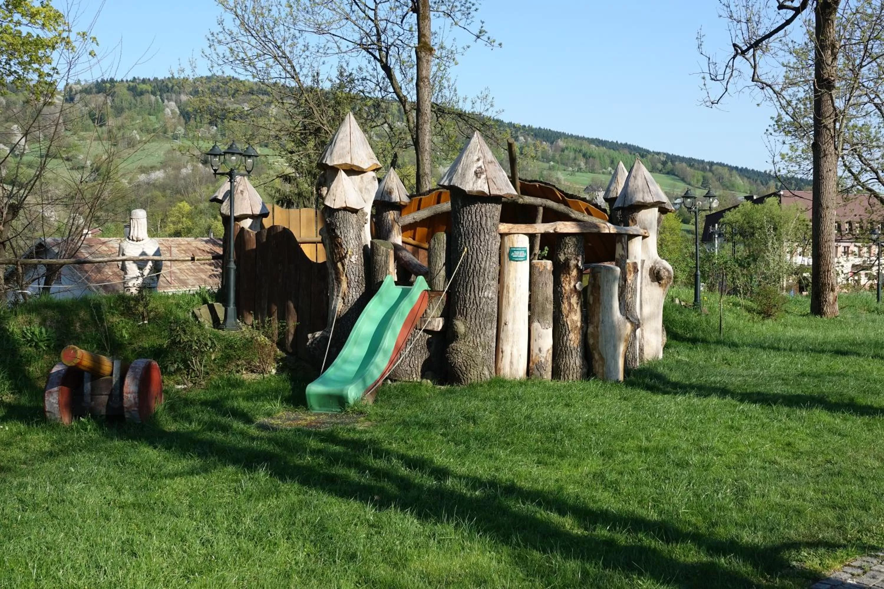 Property building in Gościniec Dworski w Ropie - Pokoje gościnne
