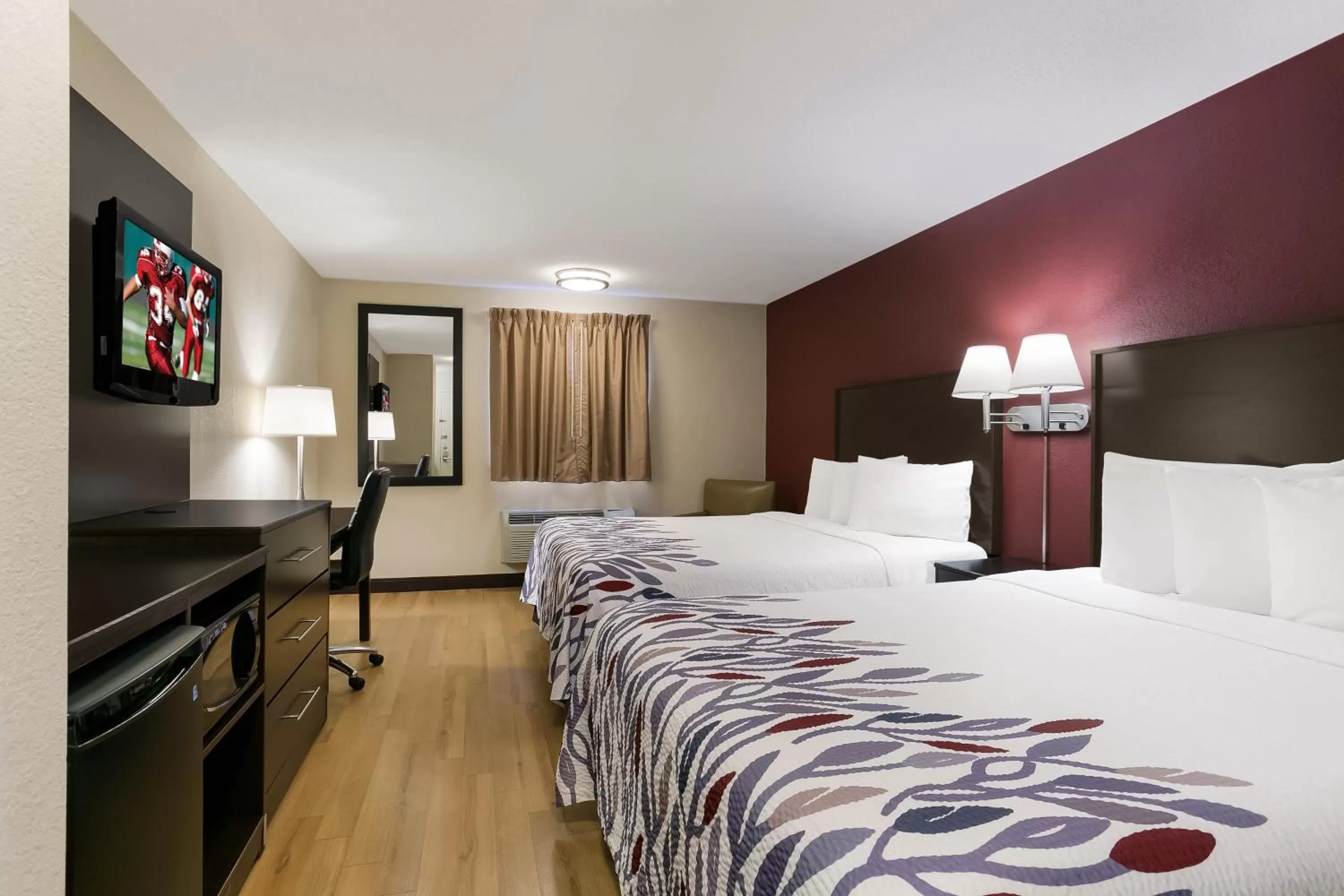 Photo of the whole room, Bed in Red Roof Inn Hershey