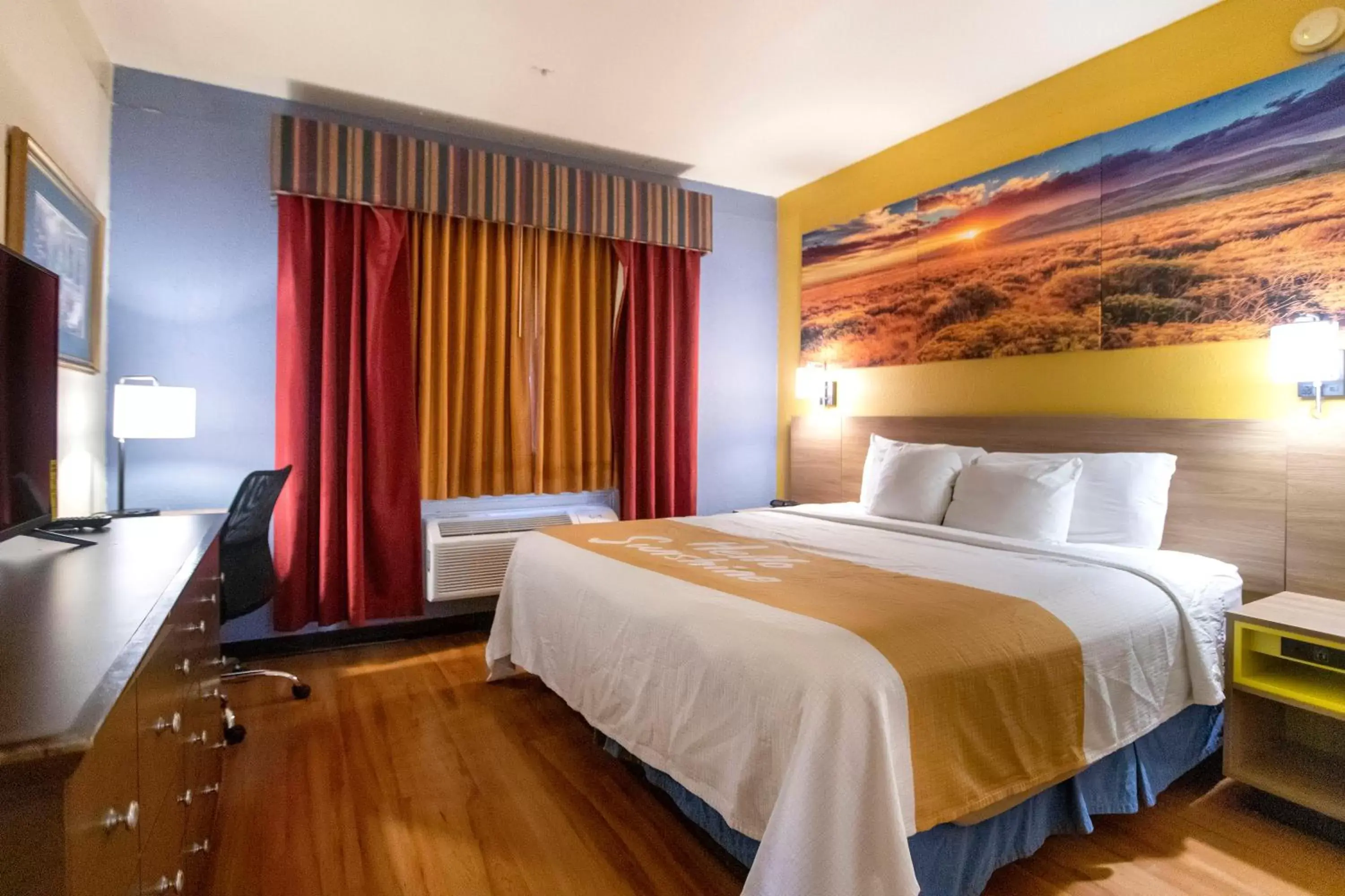 Bedroom, Bed in Days Inn & Suites by Wyndham Houston North/Aldine