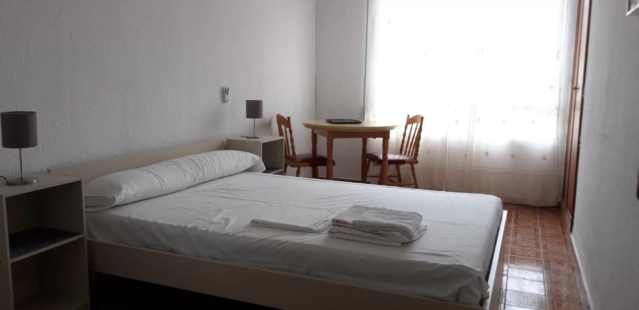 Bed in Pensión Benavente AP-7 3 min - Playa 5 min coche