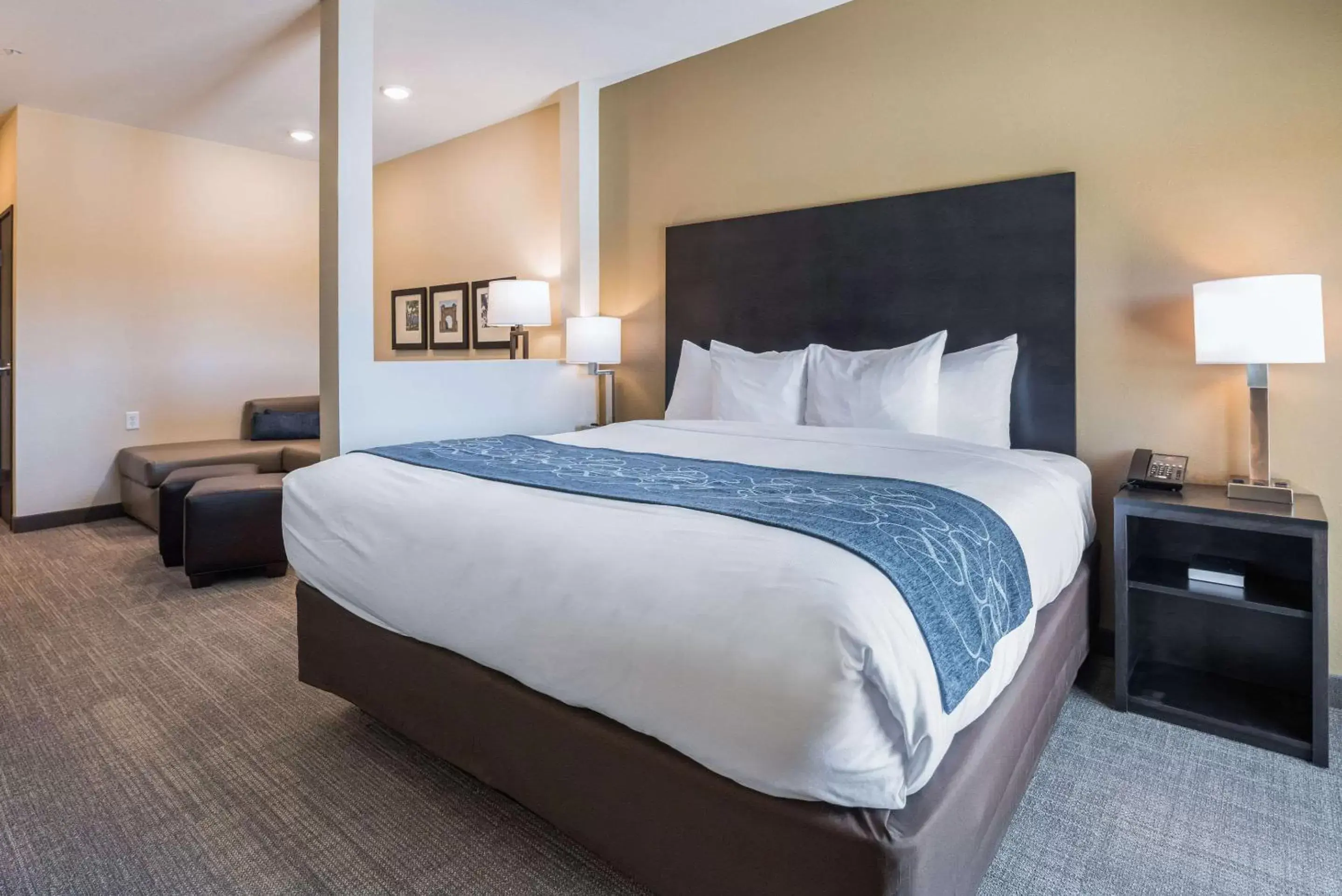 Photo of the whole room, Bed in Comfort Suites Marysville Columbus - Northwest Photo of the whole room, Bed in Comfort Suites Marysville Columbus - Northwest