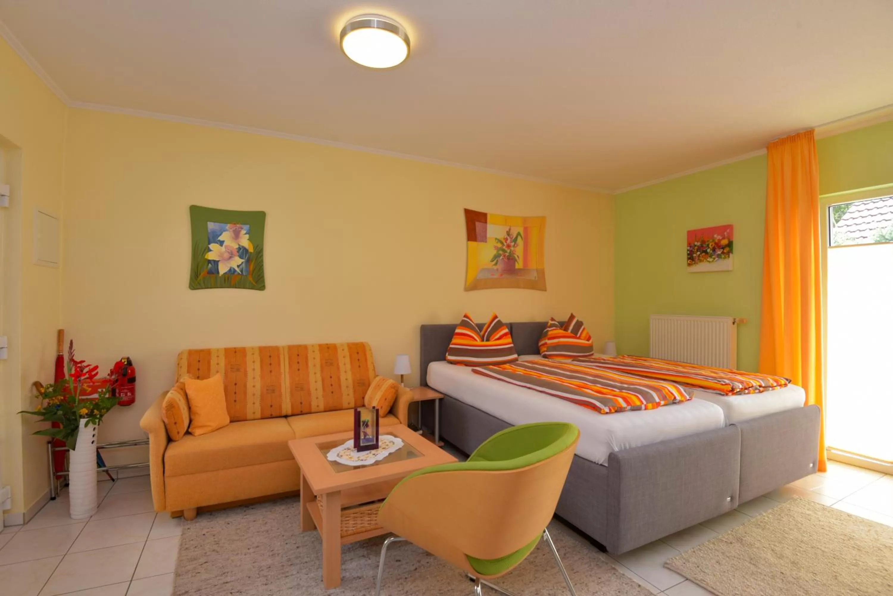 Photo of the whole room, Bed in Hotel Haus Orchideental Jena