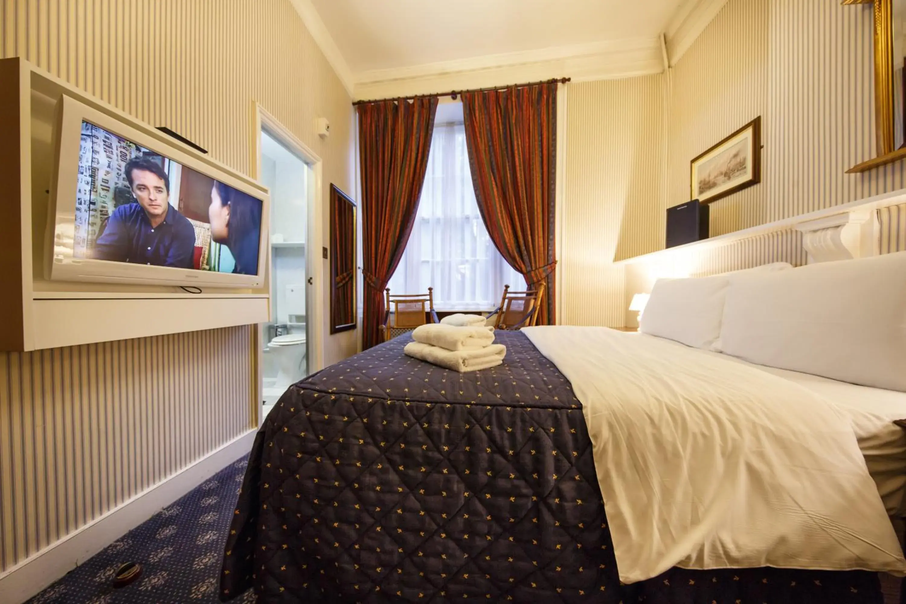 Bedroom, Bed in Regency House Hotel