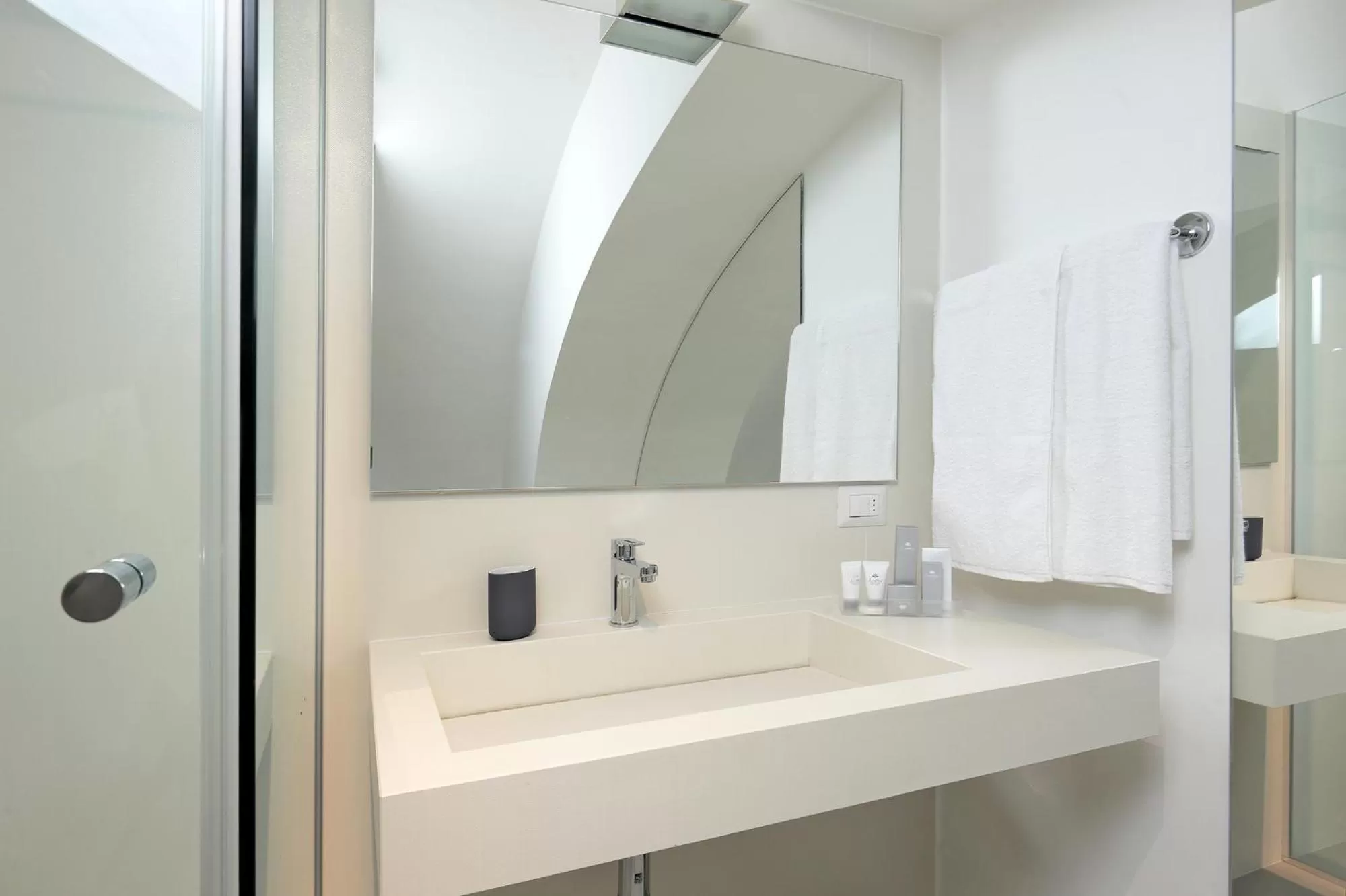 Shower in B&Bari, via Cairoli - guesthouse Le Case di Aurelia