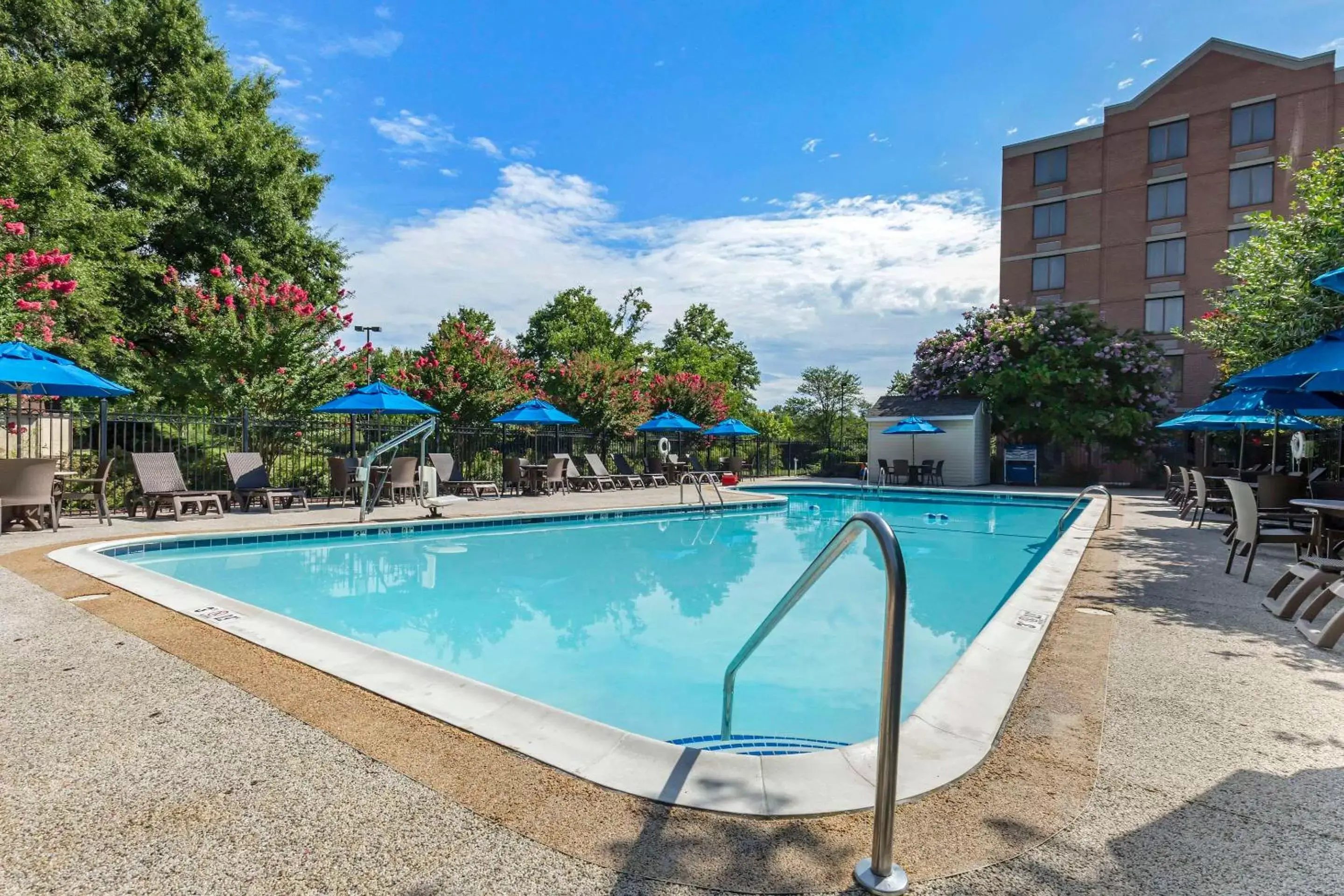 Swimming Pool in Comfort Inn Conference Center Bowie