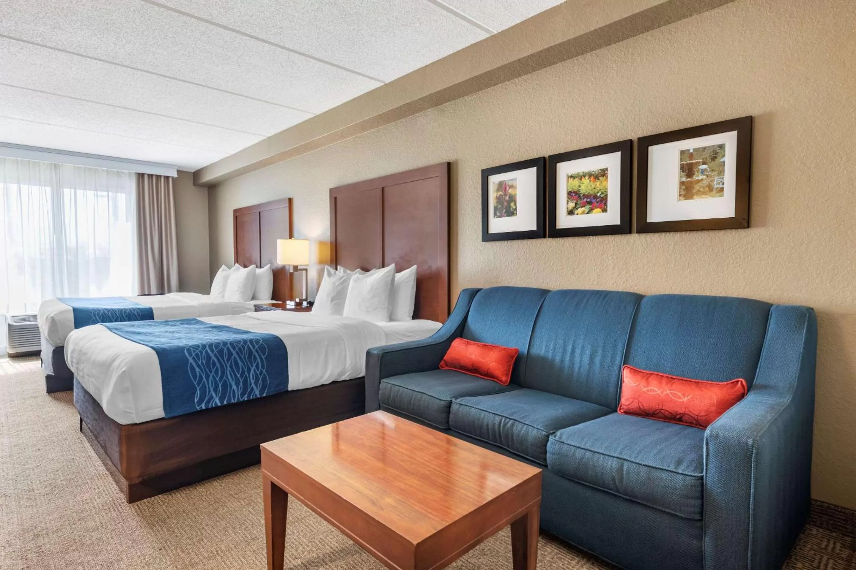 Photo of the whole room, Bed in Comfort Inn & Suites Orlando North