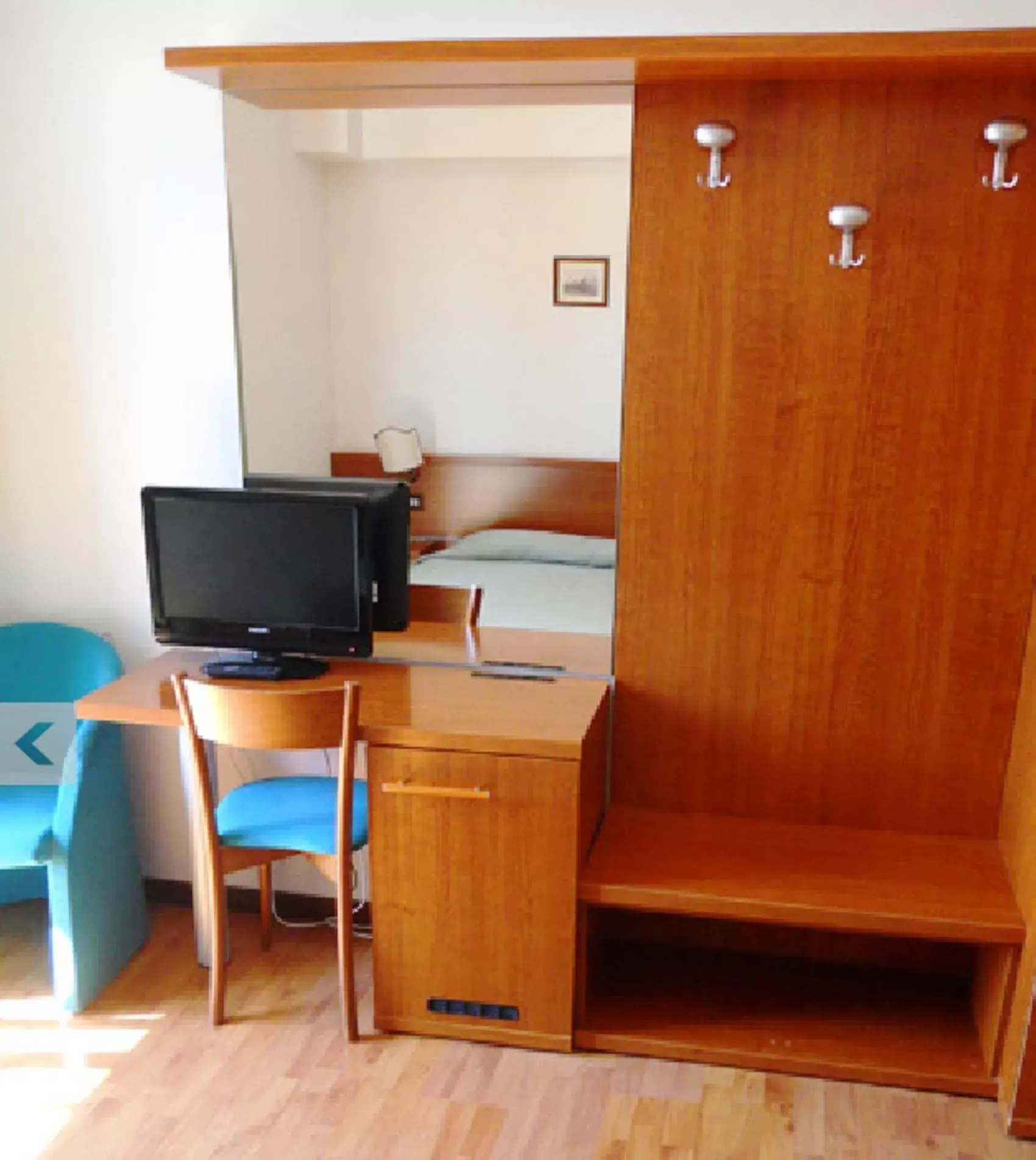 TV and multimedia, TV/Entertainment Center in Hotel Traghetto