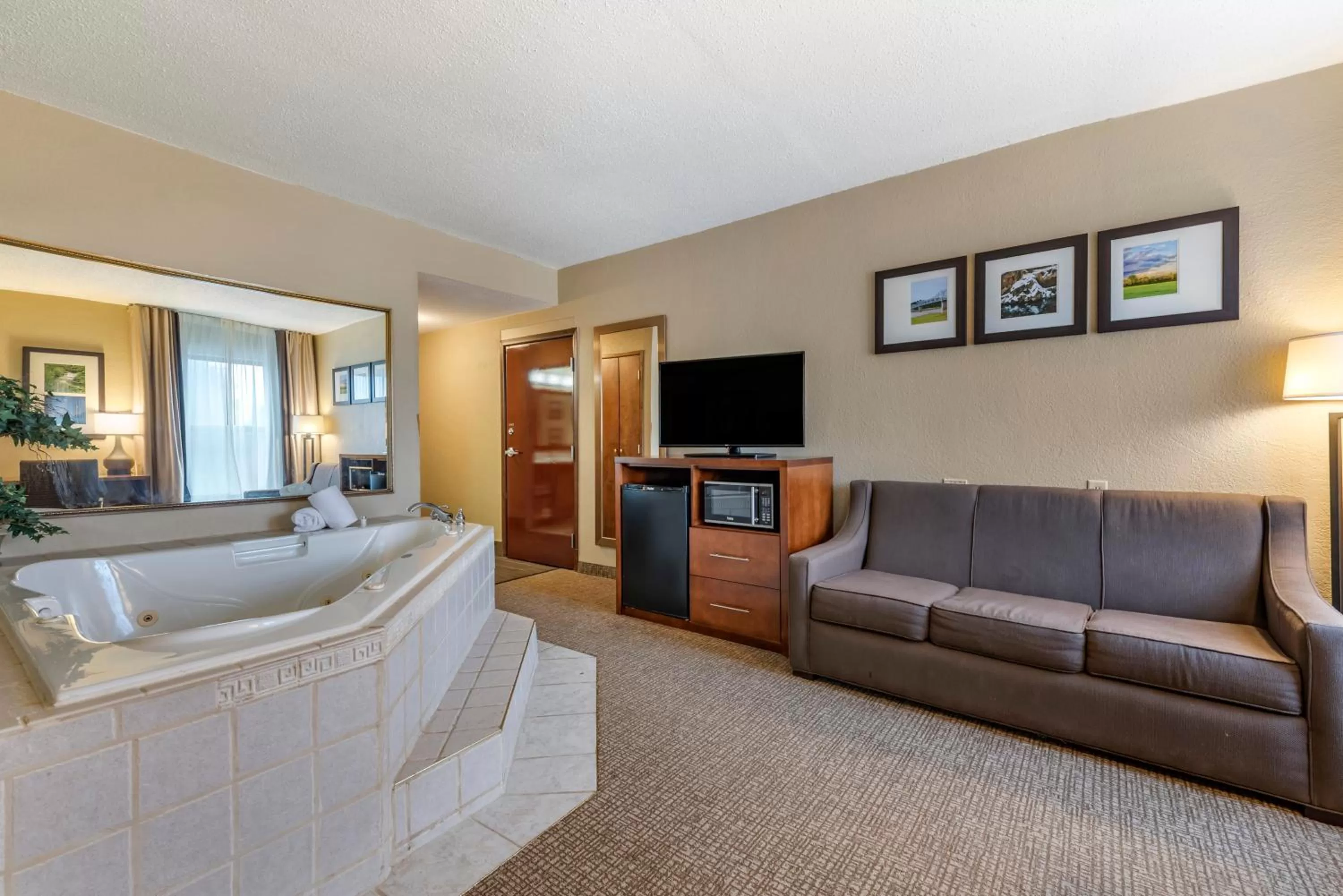 Living room in Comfort Inn Madison near Clifty Falls