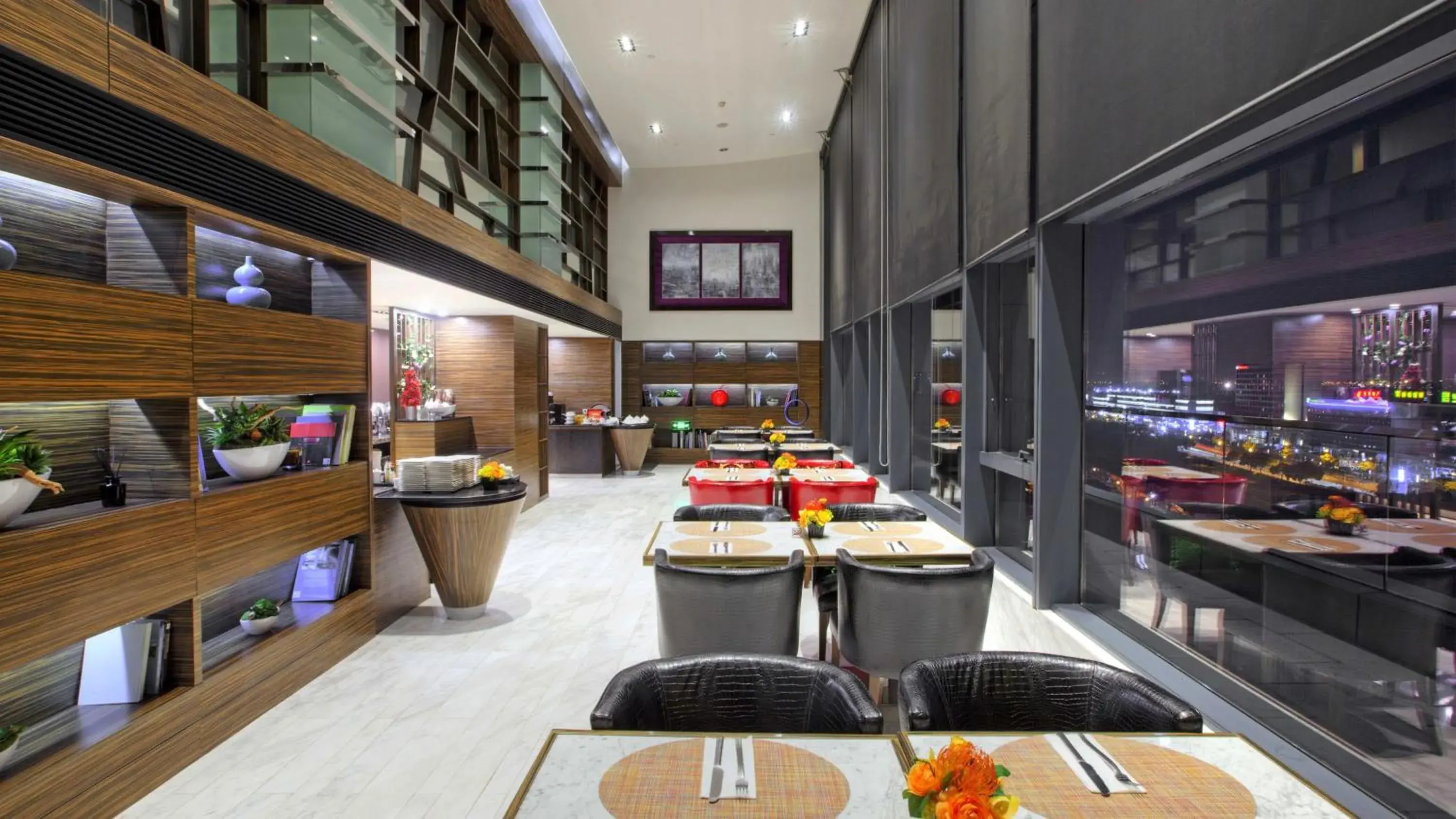 Lounge or bar, Restaurant/Places to Eat in Holiday Inn Shanghai Hongqiao West, an IHG Hotel
