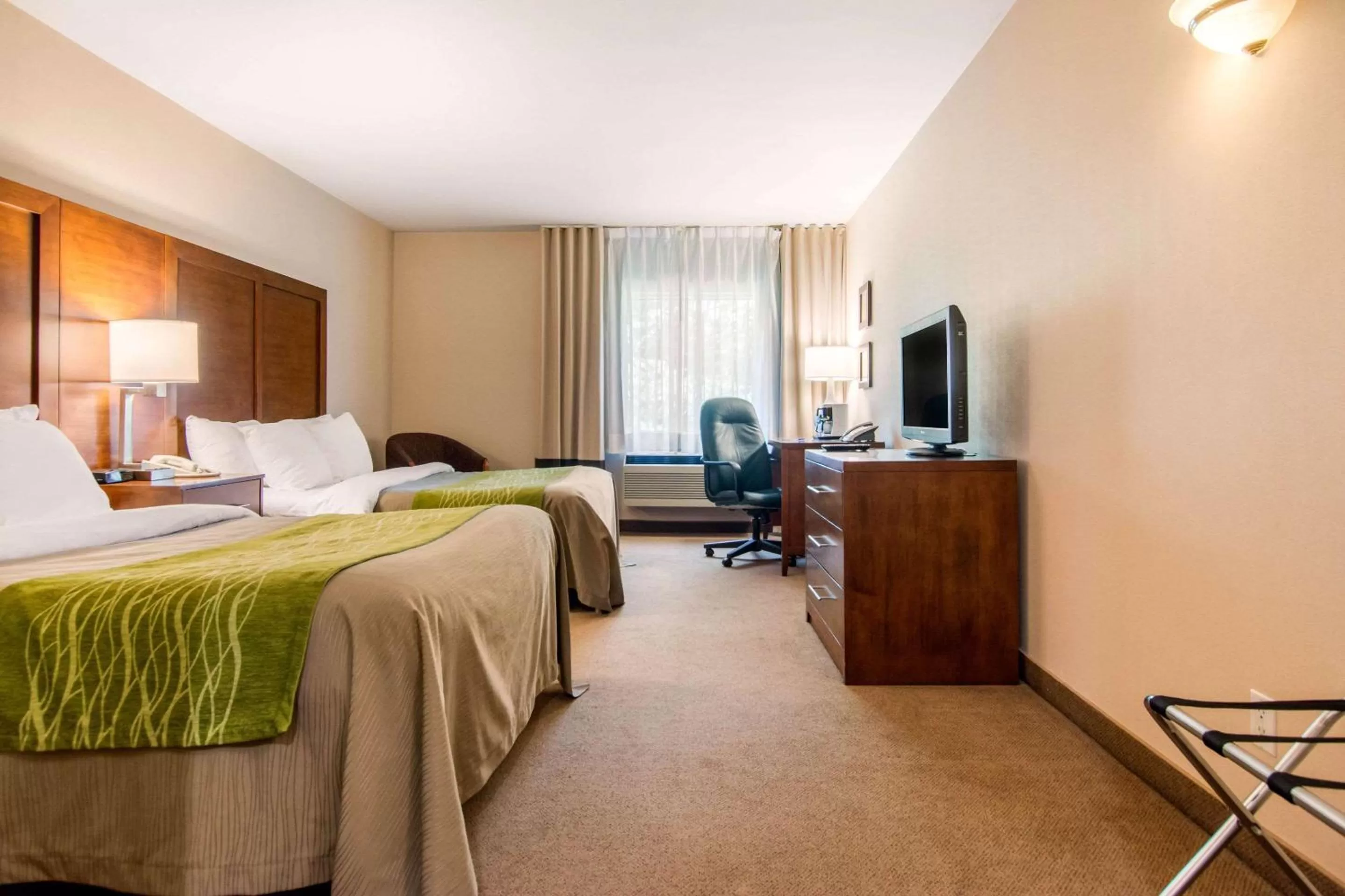 Photo of the whole room, Bed in Comfort Inn & Suites Shawinigan