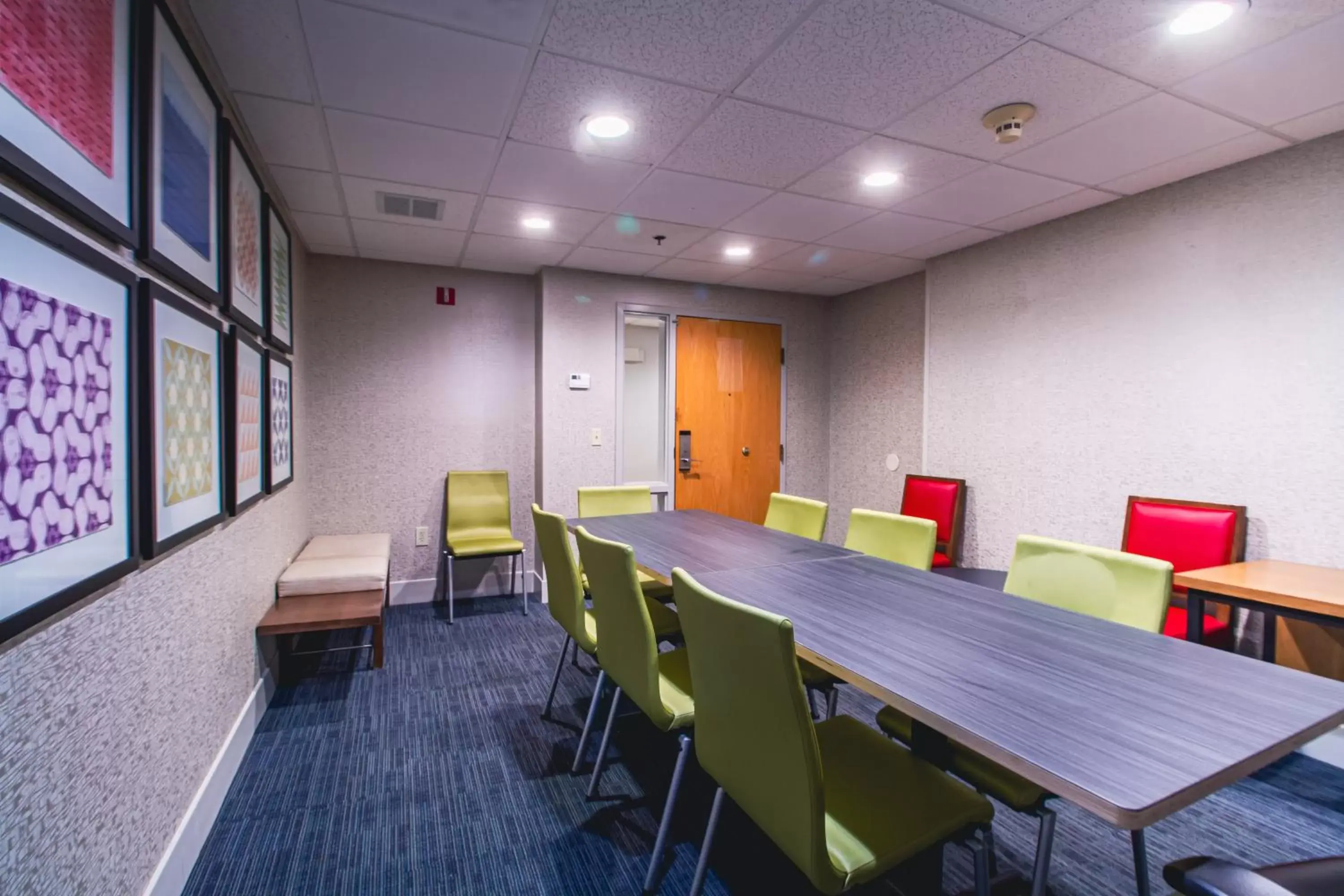 Meeting/conference room in Holiday Inn Express & Suites - Lincoln East - White Mountains, an IHG Hotel