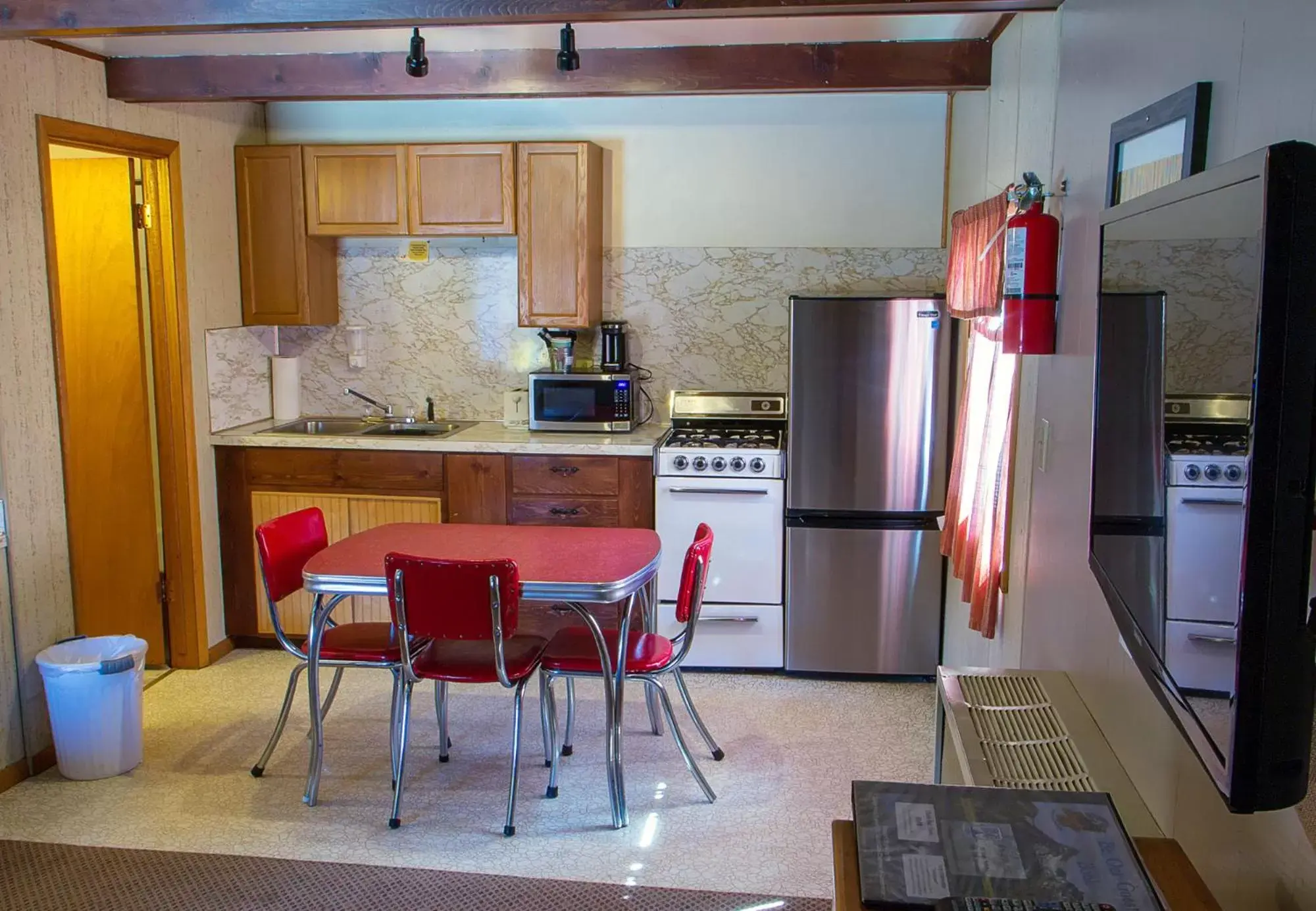 Kitchen/Kitchenette in High Country Motel and Cabins