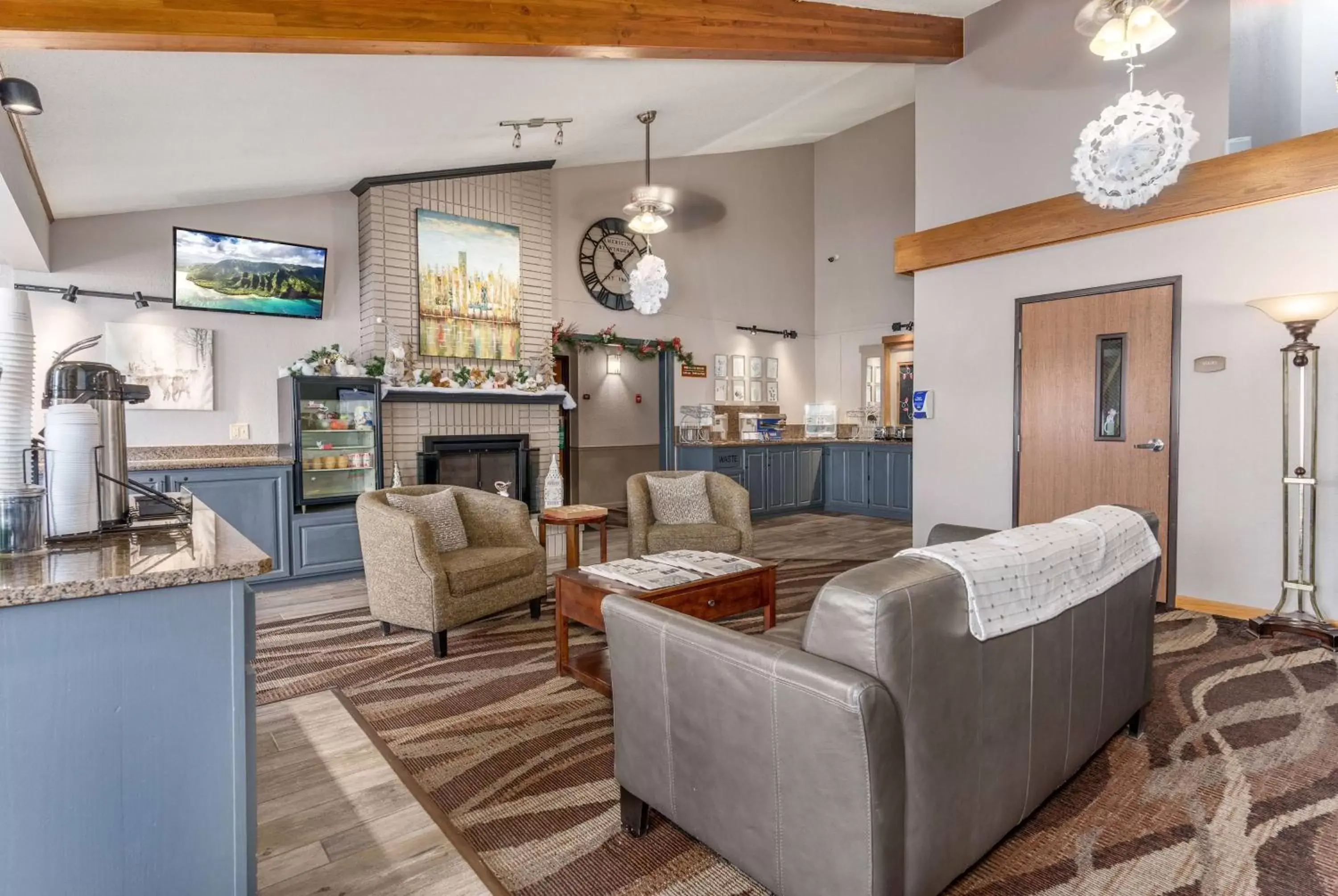 Lobby or reception, Seating Area in AmericInn by Wyndham New Richmond