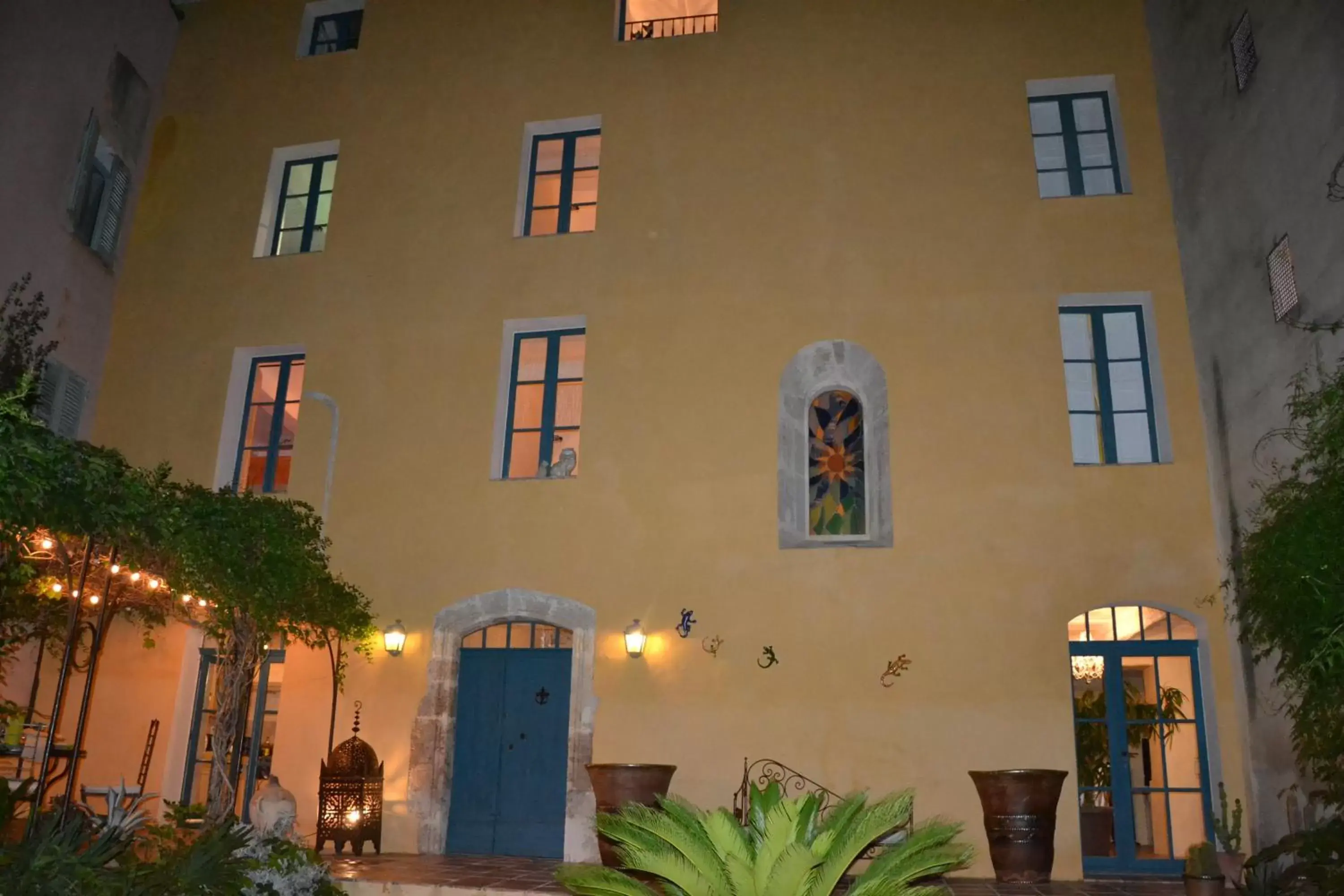 Facade/entrance, Property Building in Maison Saint Louis avec Jacuzzi