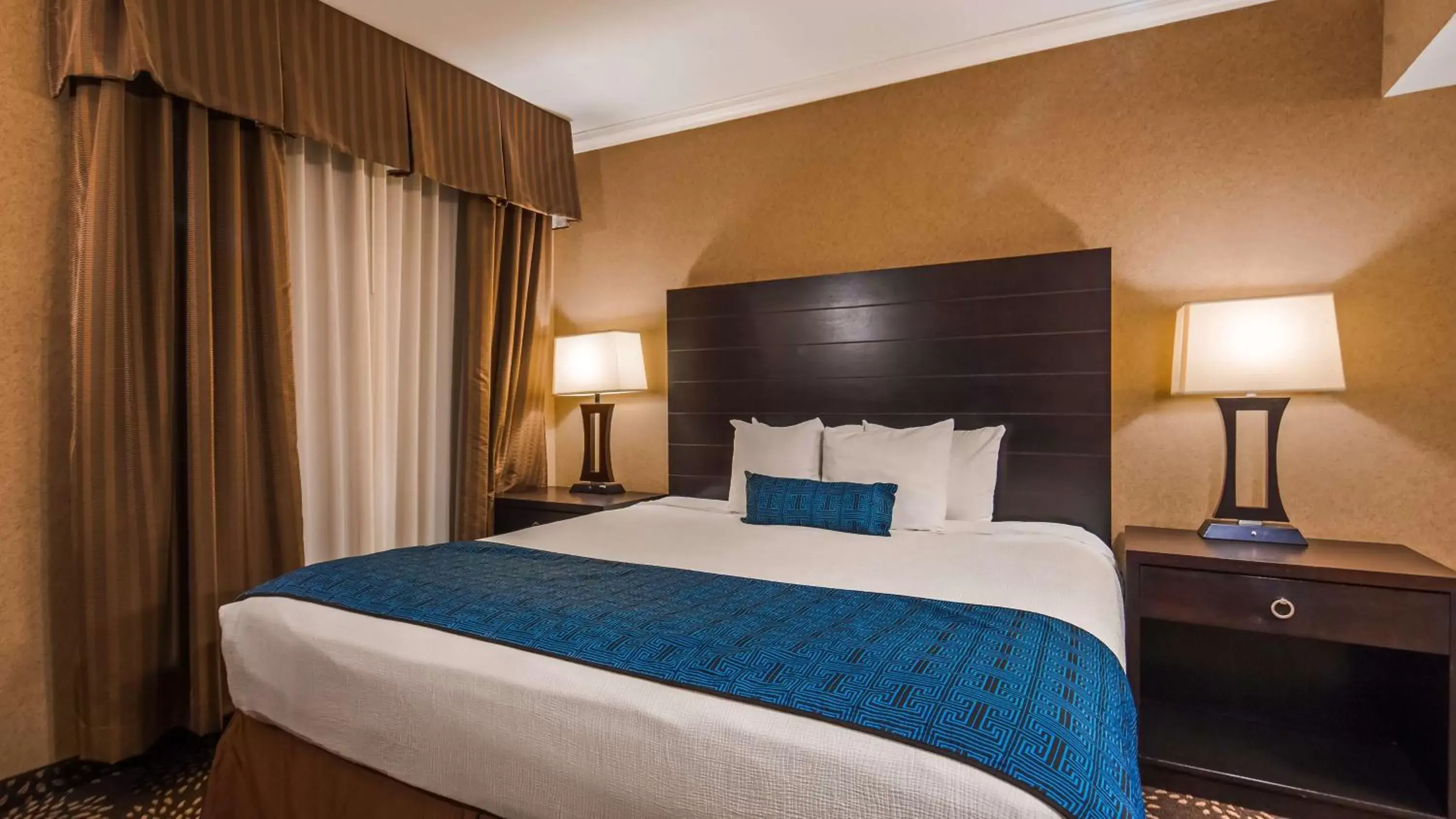 Photo of the whole room, Bed in Best Western Yuma Mall Hotel & Suites