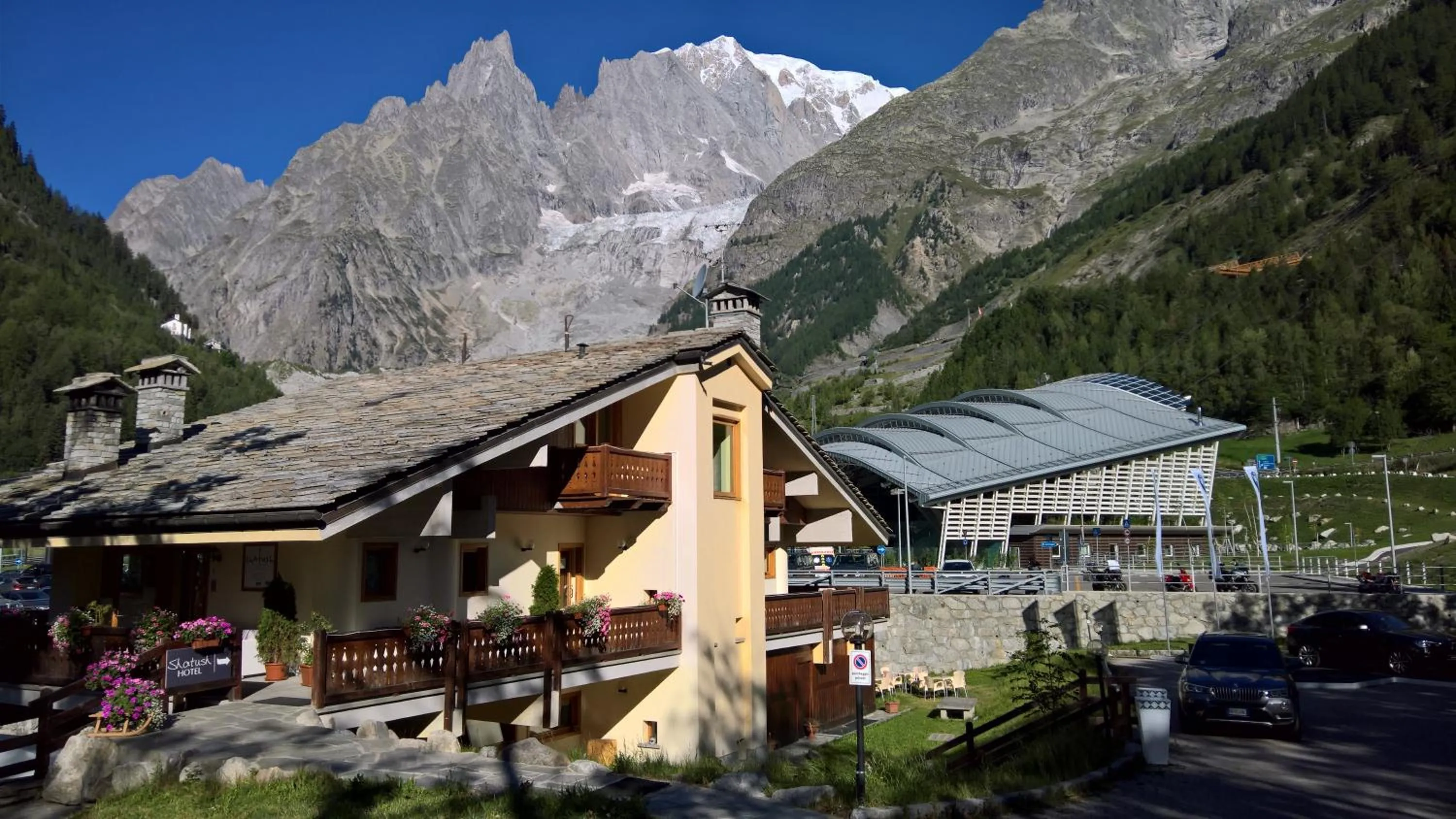 Facade/entrance in Shatush Hotel