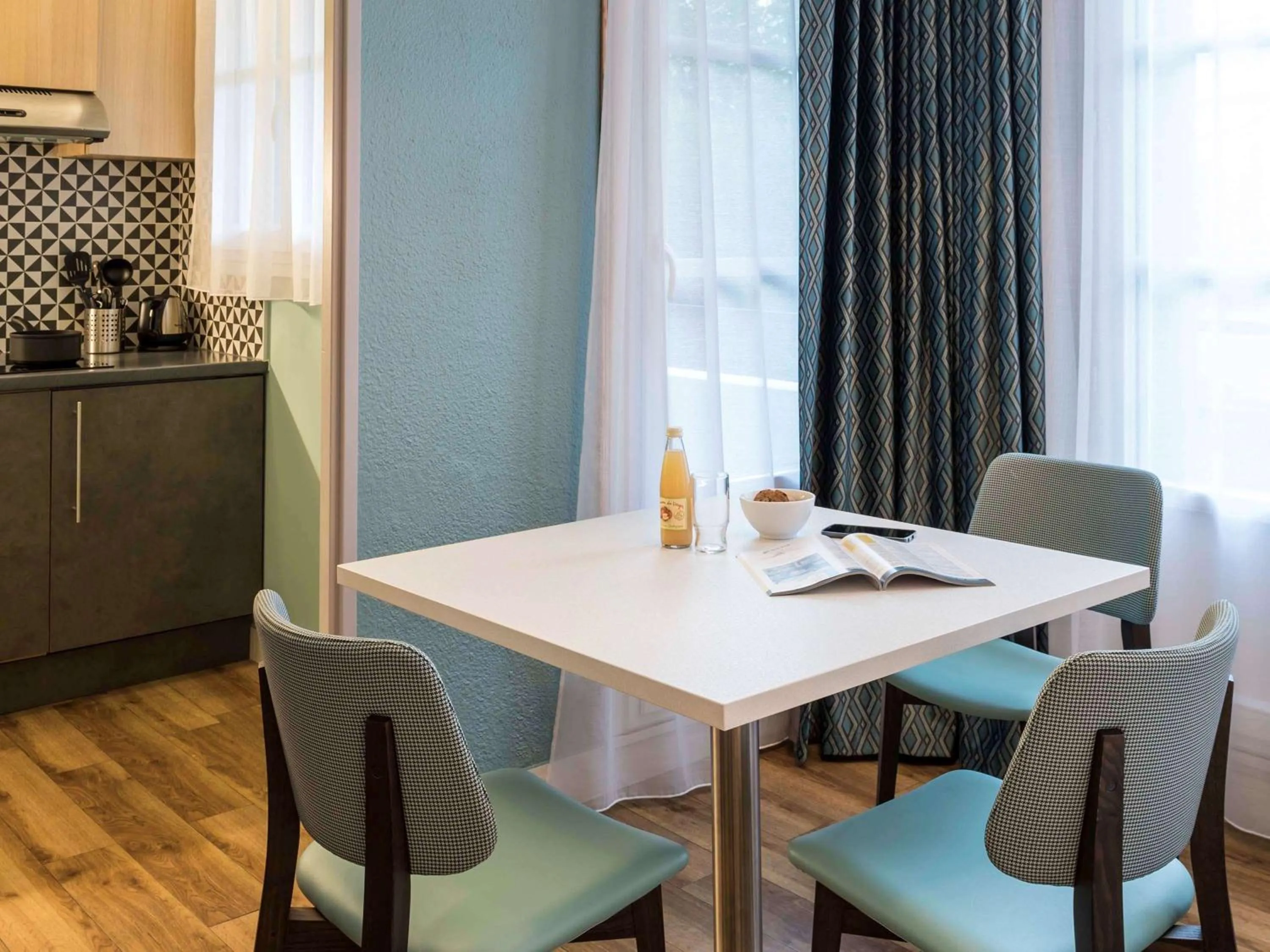 Photo of the whole room in Aparthotel Adagio Paris Montmartre