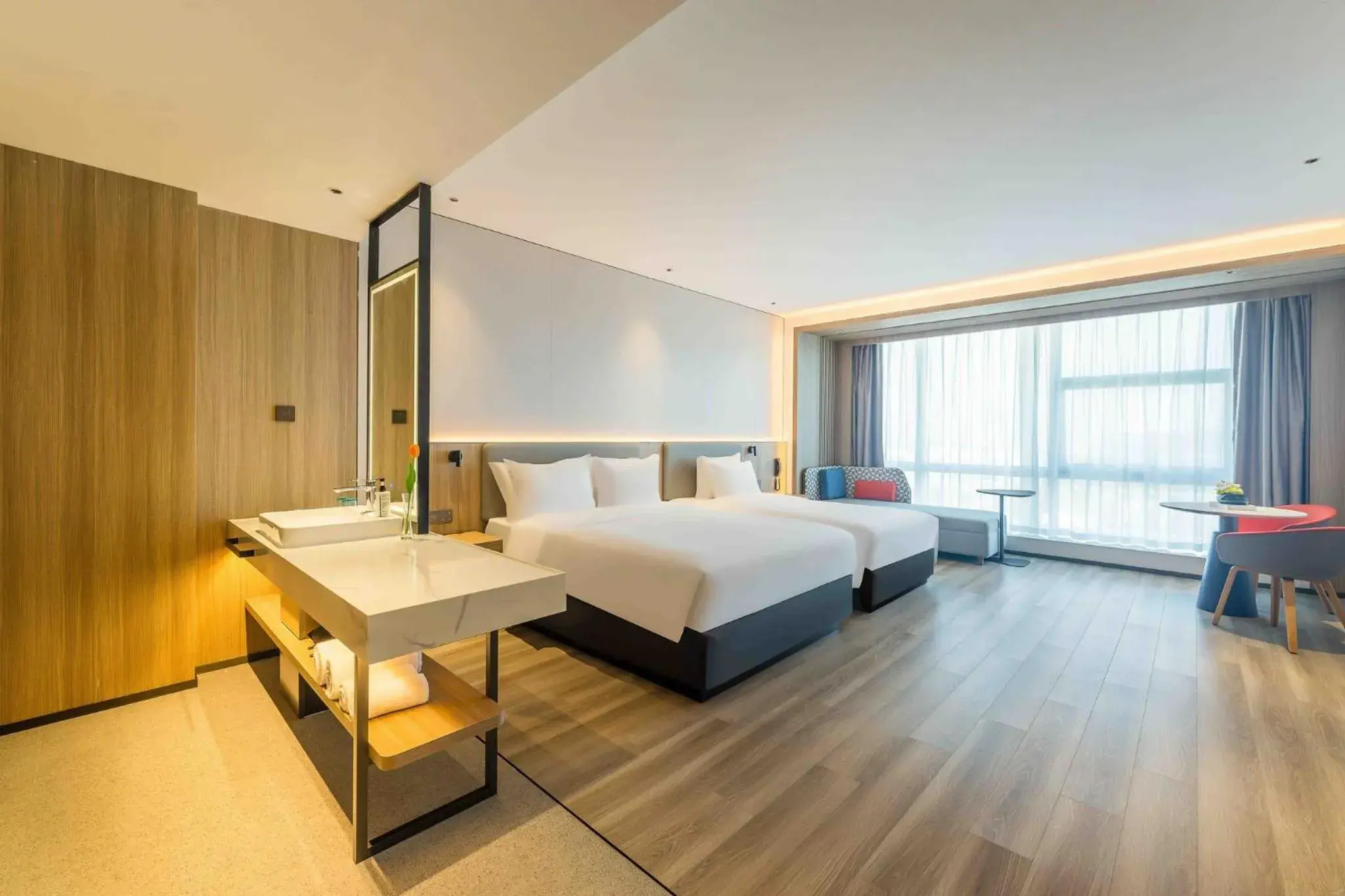 Photo of the whole room, Bed in Holiday Inn Express Hangzhou Airport, an IHG Hotel