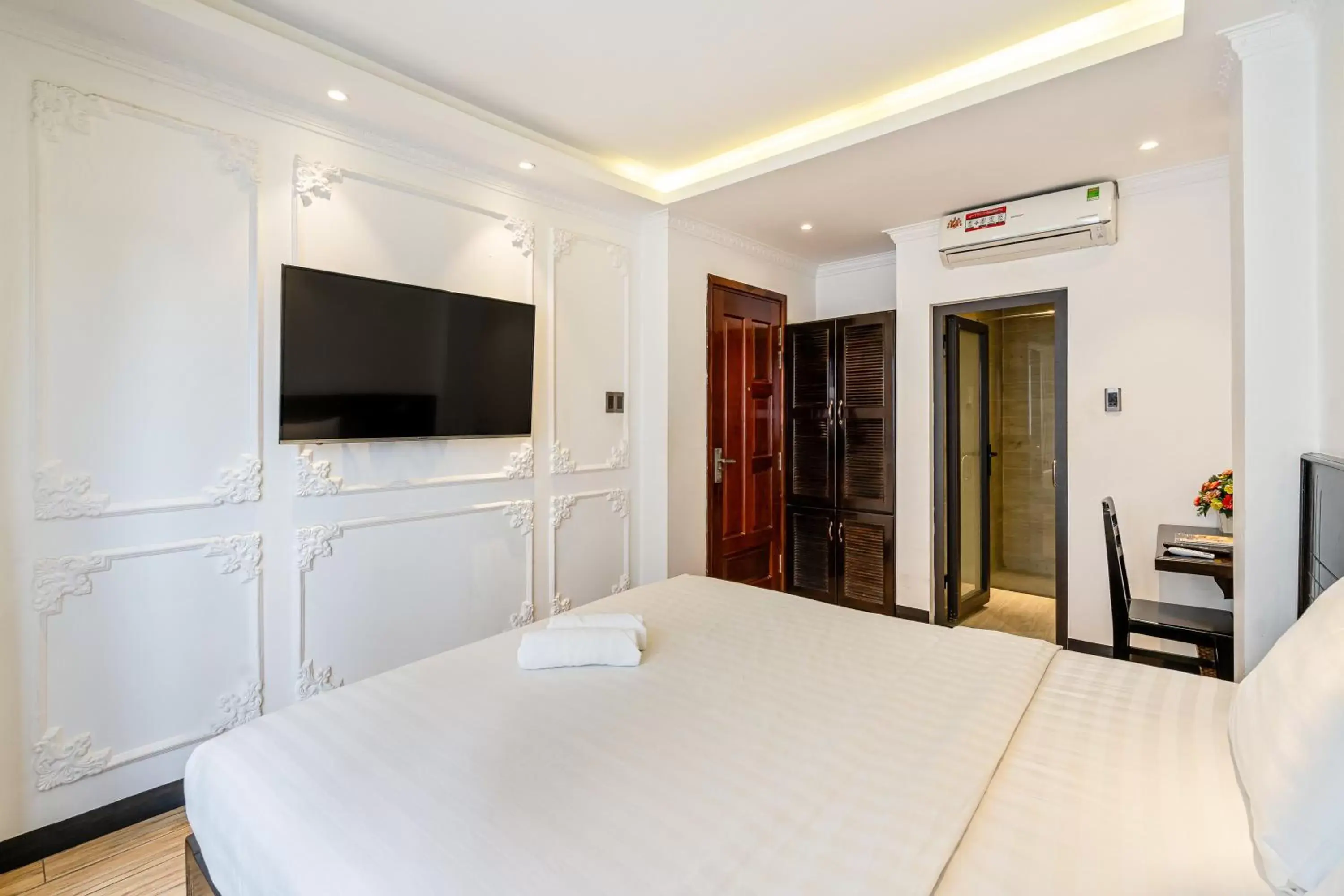 Communal lounge/ TV room, Bed in Lotus Laverne Hotel Communal lounge/ TV room, Bed in Lotus Laverne Hotel