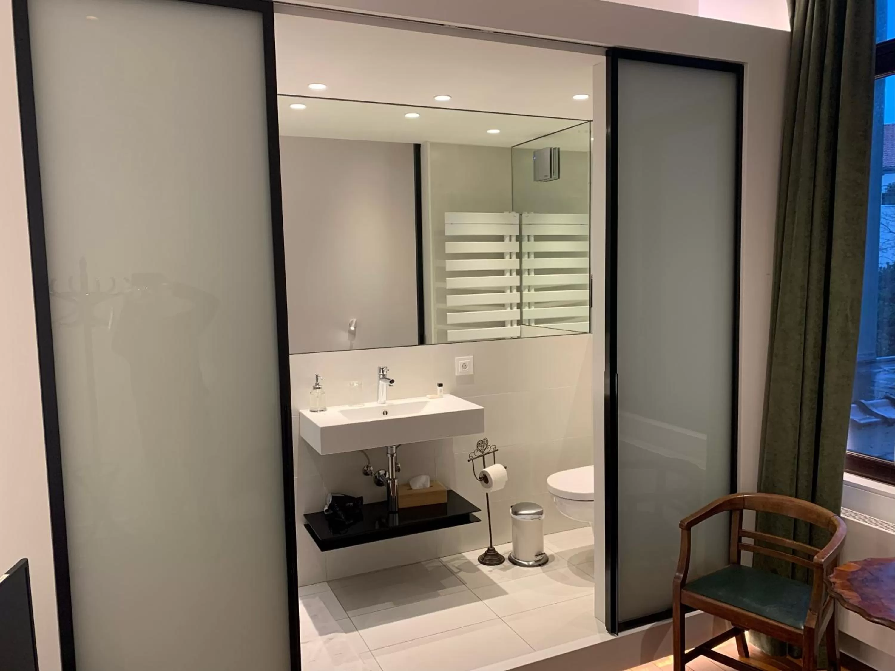 Bathroom in Albert Molière