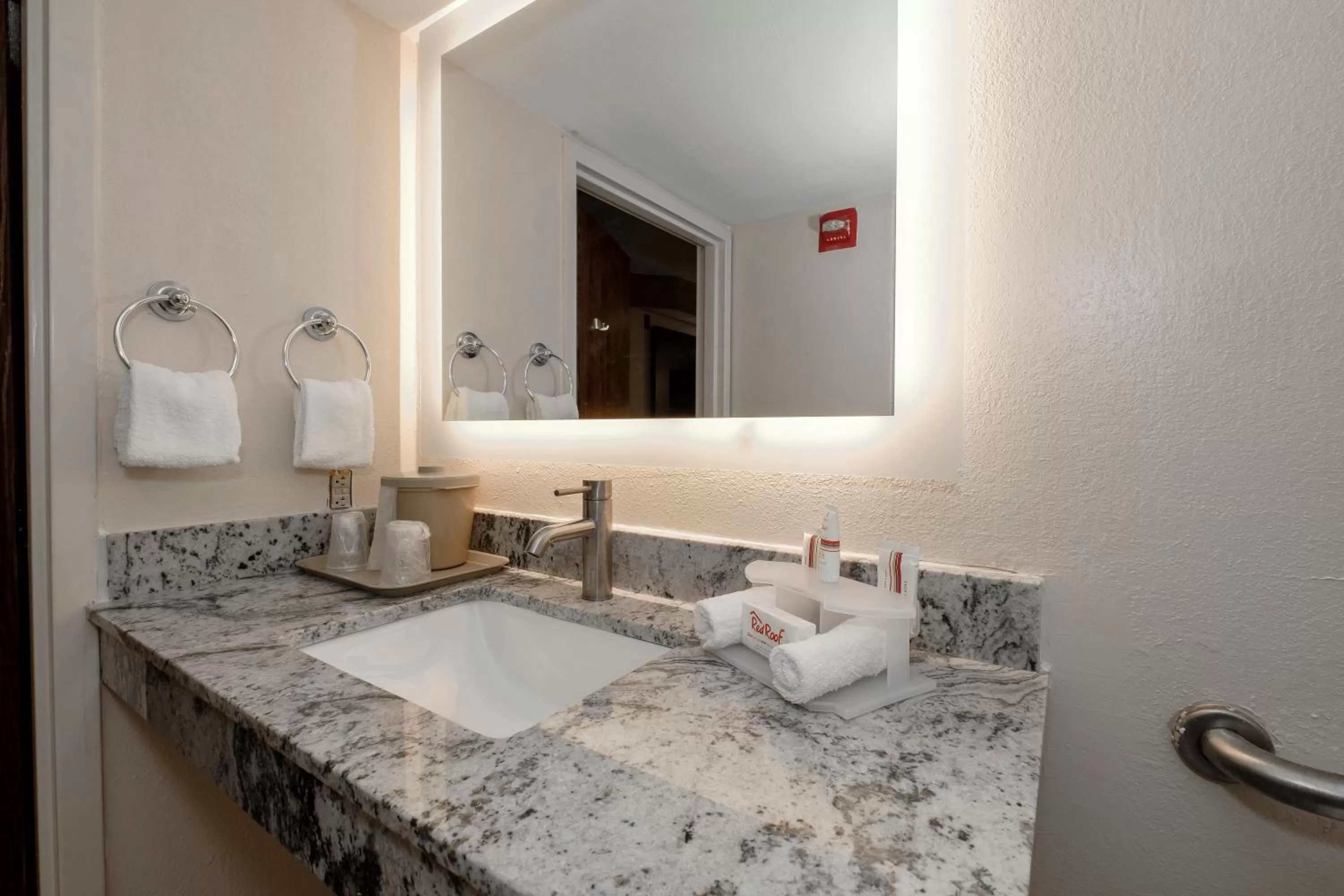 Bathroom in Red Roof Inn Pensacola Fairgrounds