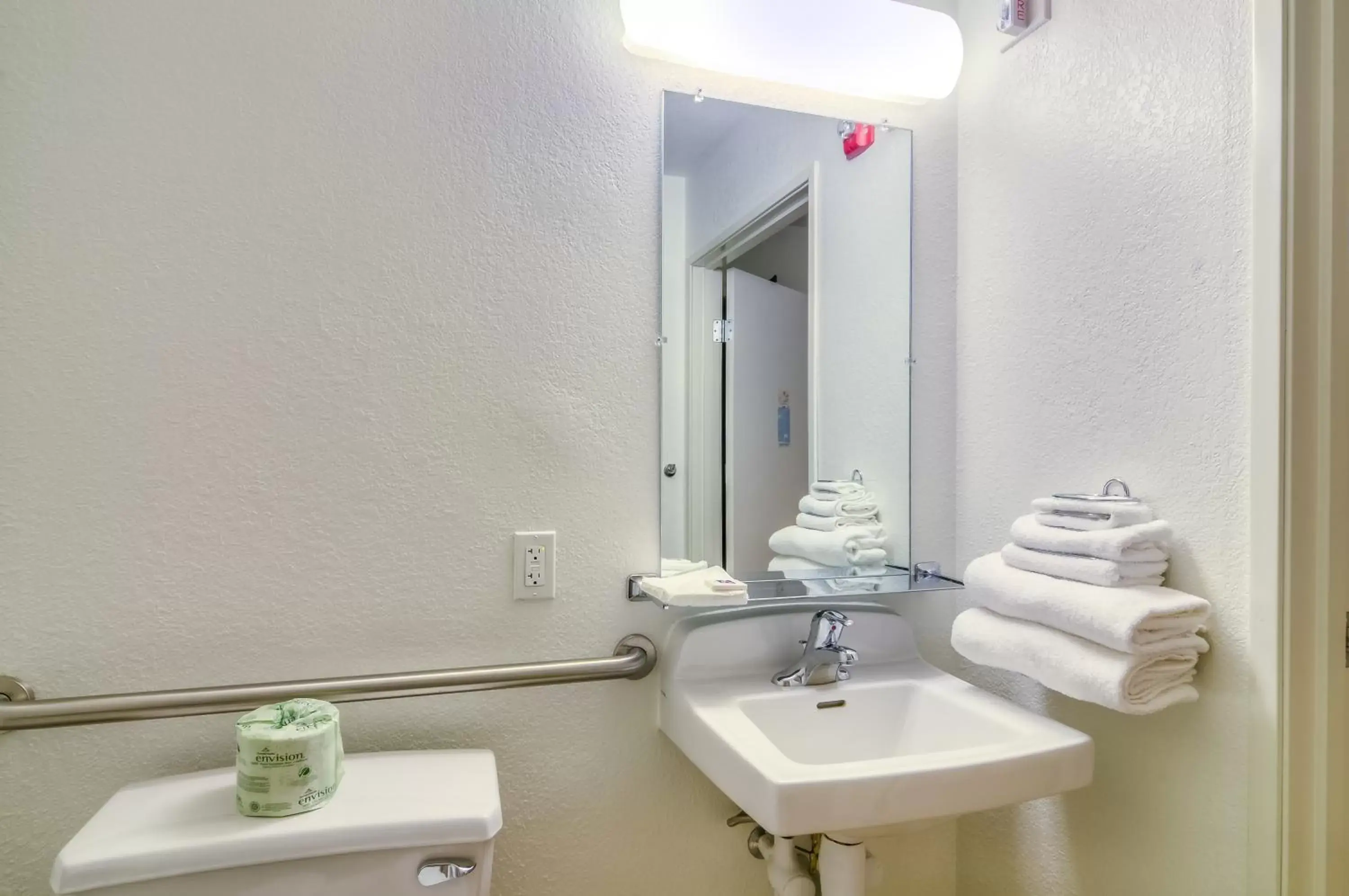 Bathroom in Motel 6-Arlington Heights, IL - Chicago North Central