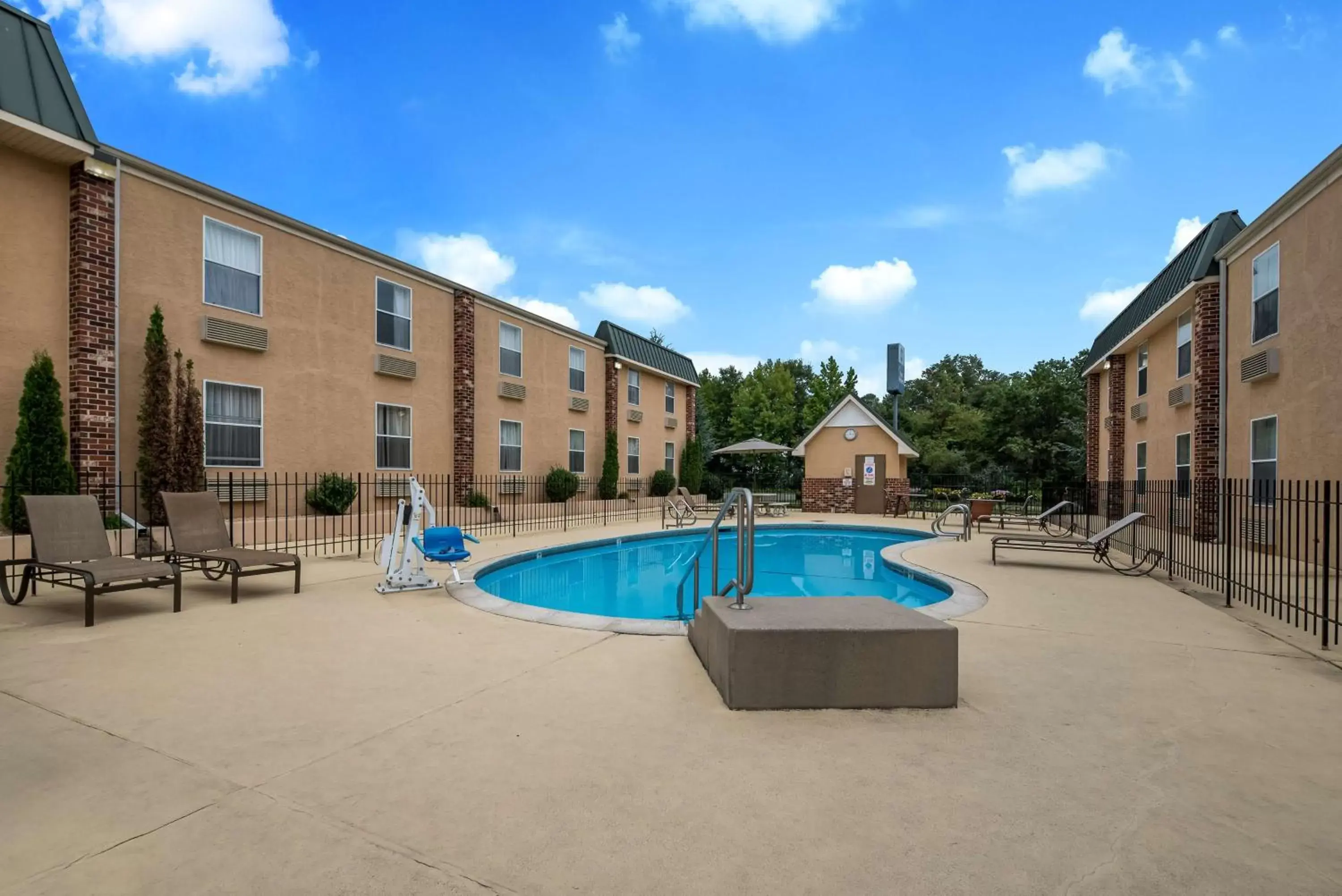 Pool view, Swimming Pool in Best Western Philadelphia South - West Deptford Inn