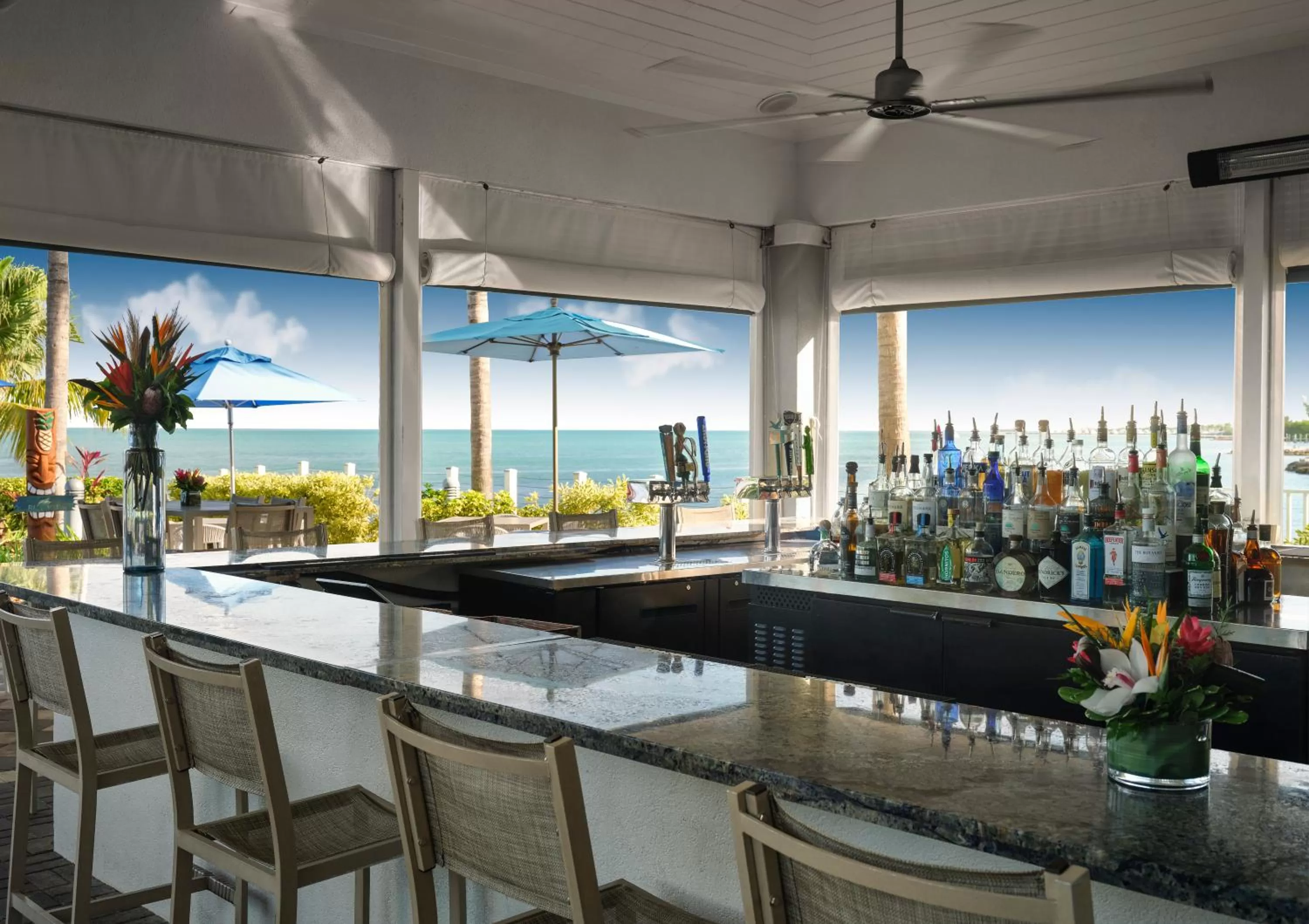 Lounge or bar in Courtyard by Marriott Faro Blanco Resort