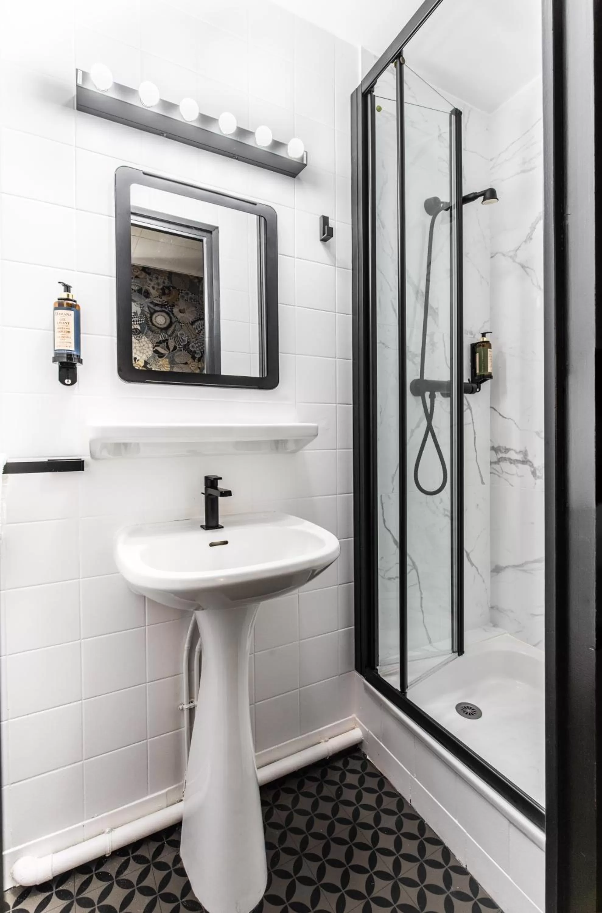 Bathroom in Hôtel Lanjuinais