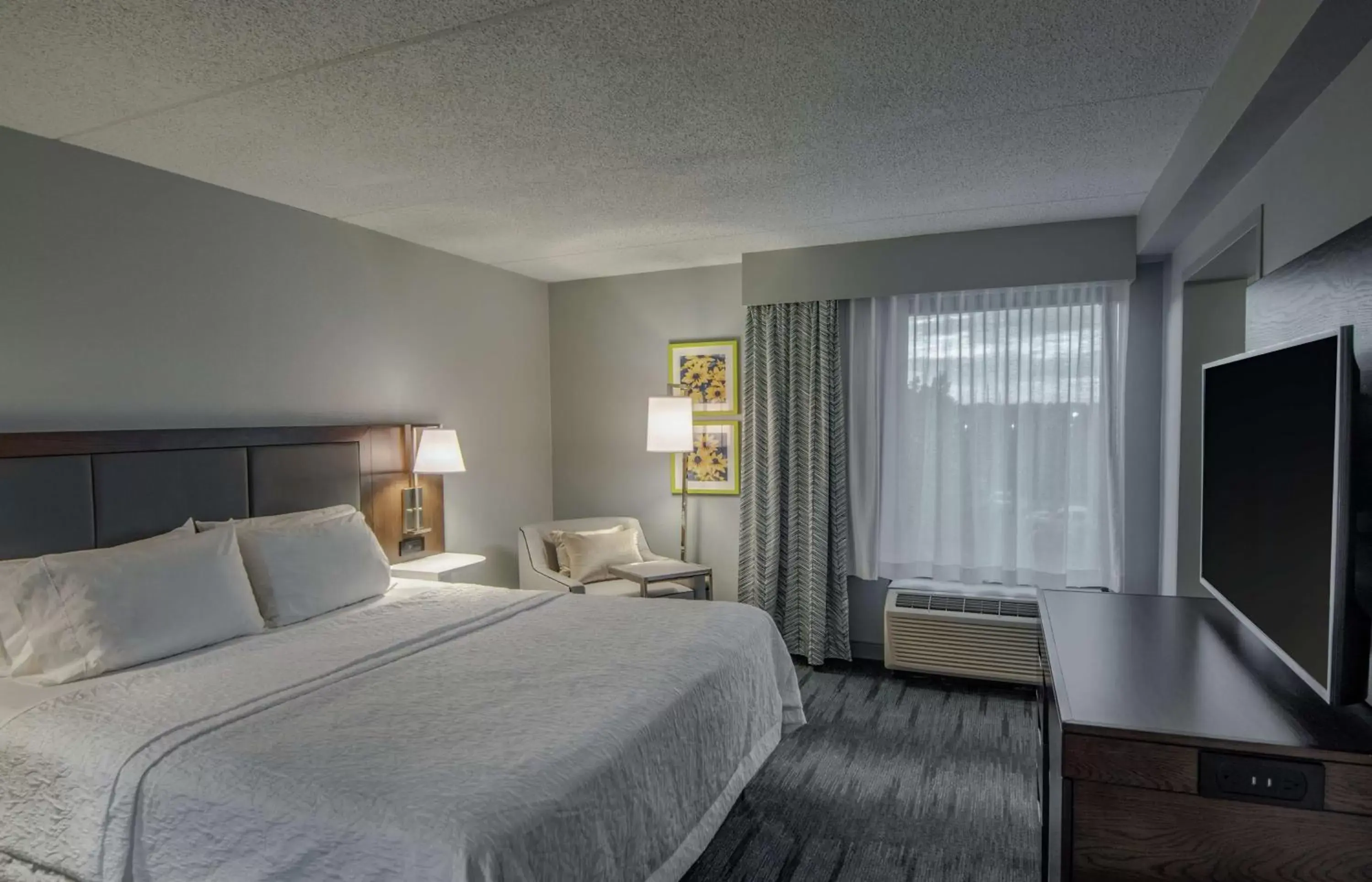 Bedroom, Bed in Hampton Inn Waldorf